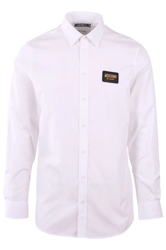 Camisa blanca con placa dorada