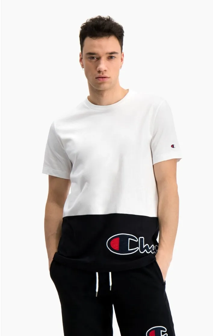Camiseta CHAMPION manga corta Hombre COLOUR BLOCK WRAPAROUND LOGO Ref. 214208 blanca y azul logo parte inferior bordado