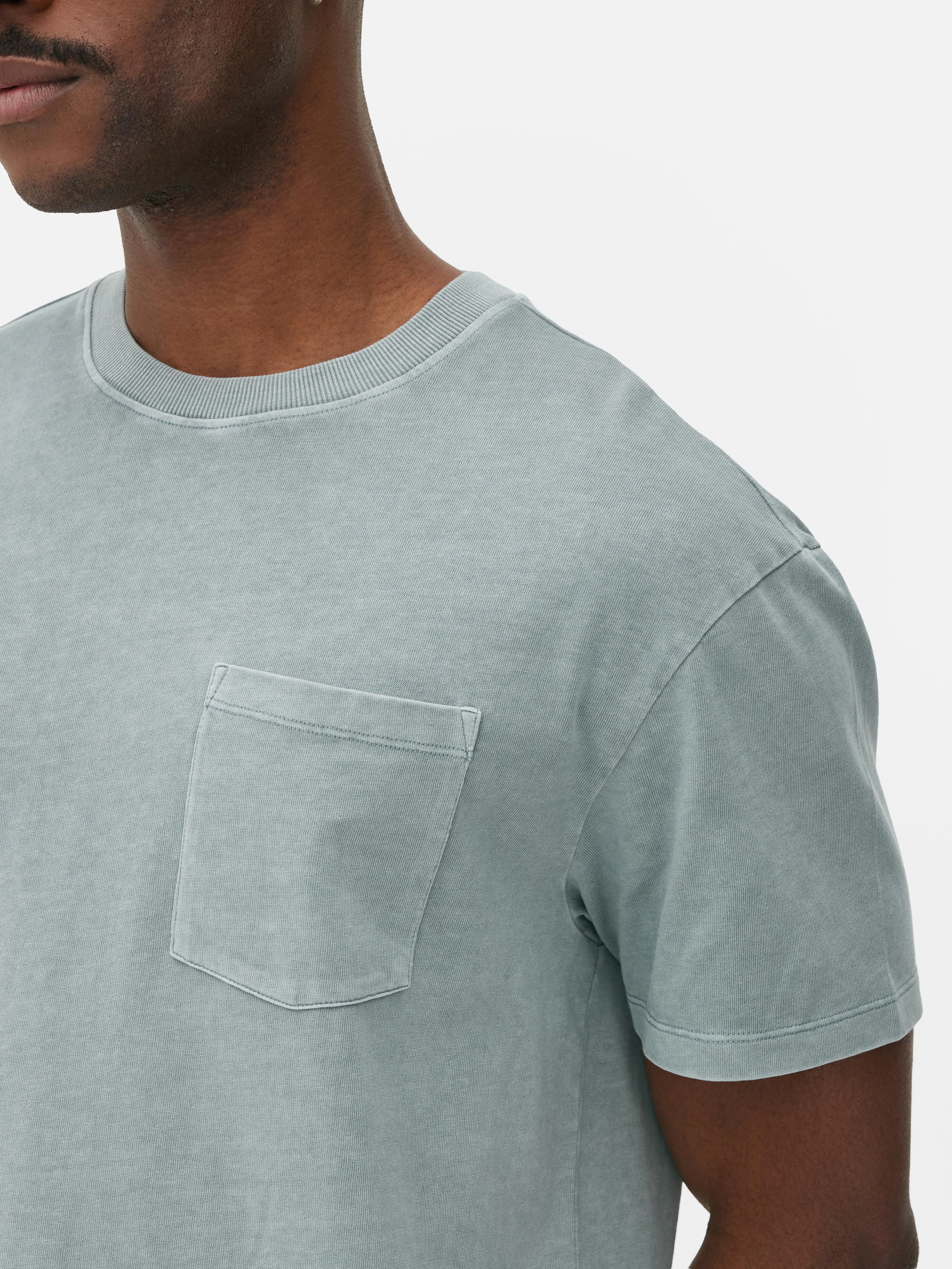 Camiseta con bolsillo de The Stronghold