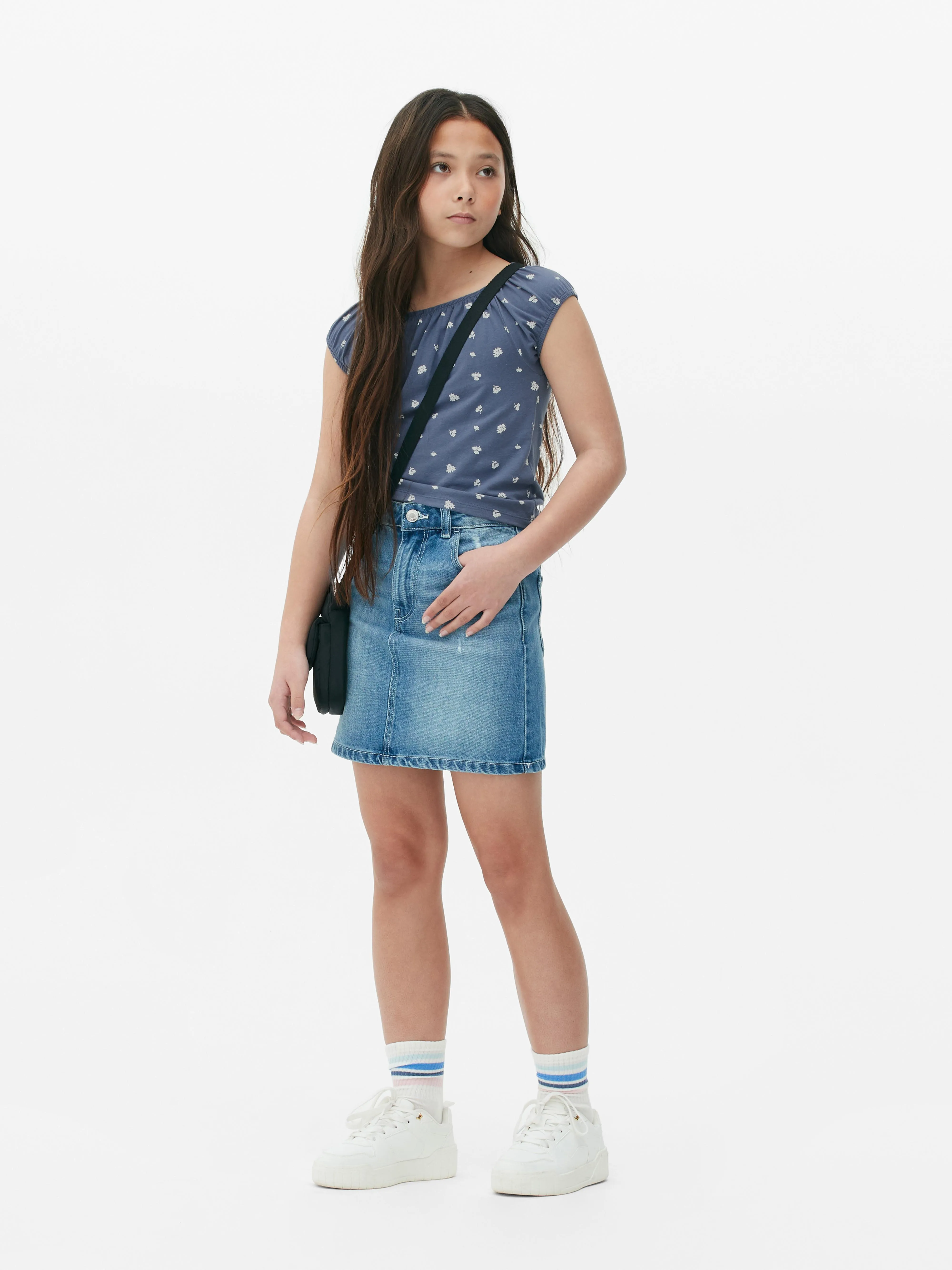 Camiseta con estampado floral y hombros descubiertos