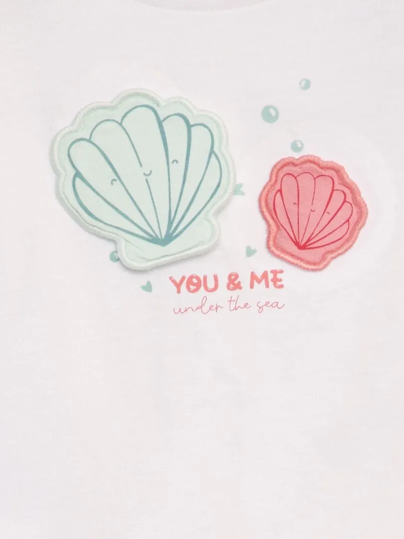 CAMISETA ESTAMPADA 'CONCHAS' + ADORNO CON RELIEVE  BLANCO
