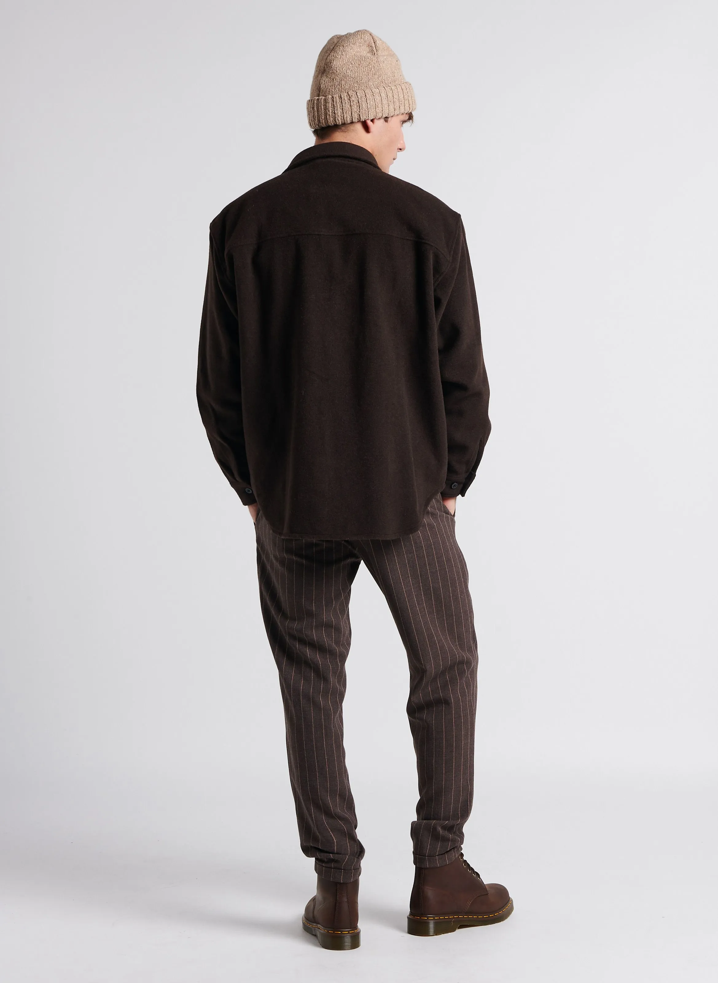 COMO  PANTALóN RECTO DE RAYAS EN MARRON