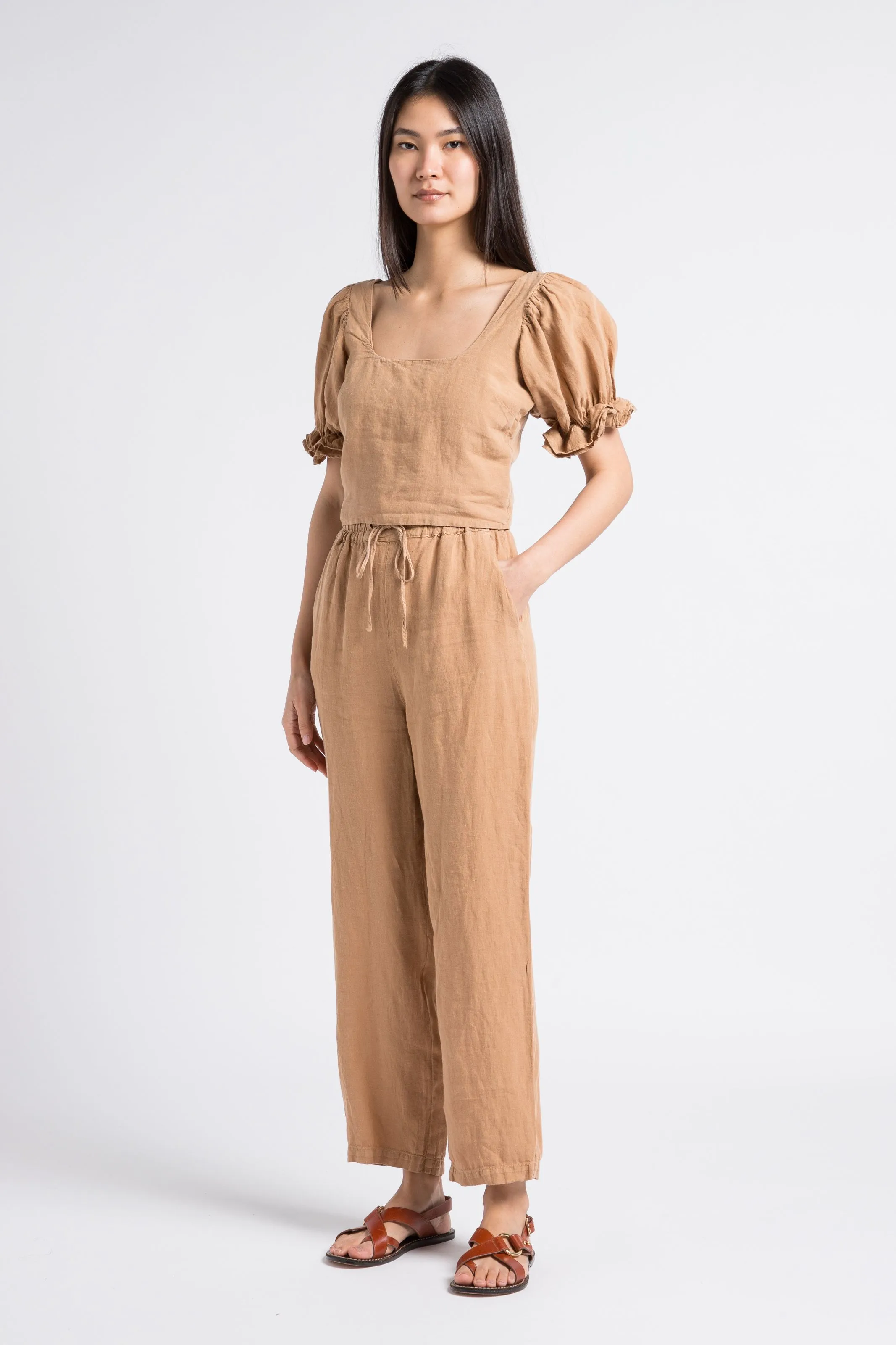 LONG BEACH  PANTALóN TAPERED DE LINO EN MARRON