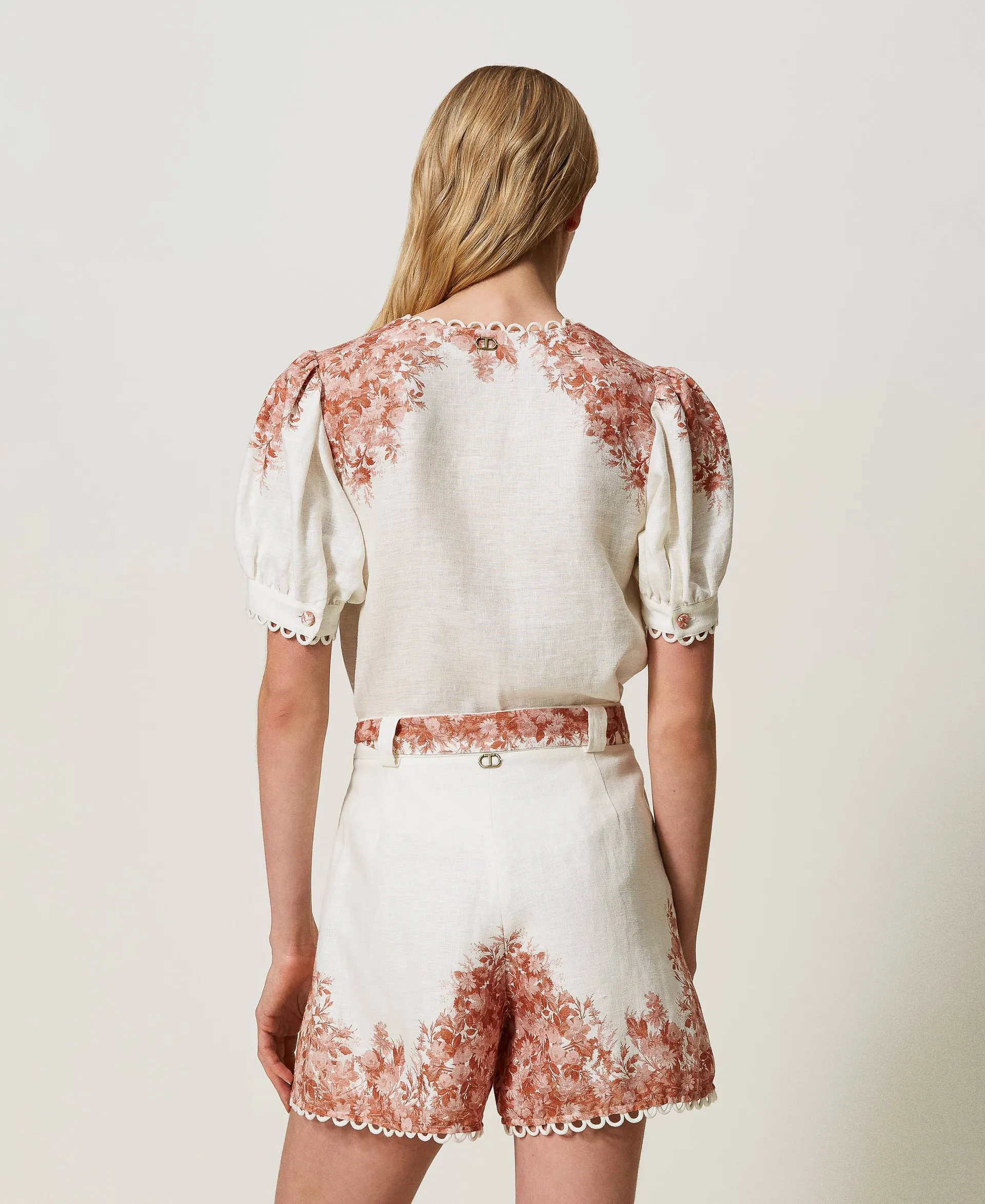 Pantalones cortos de lino con estampado de flores
