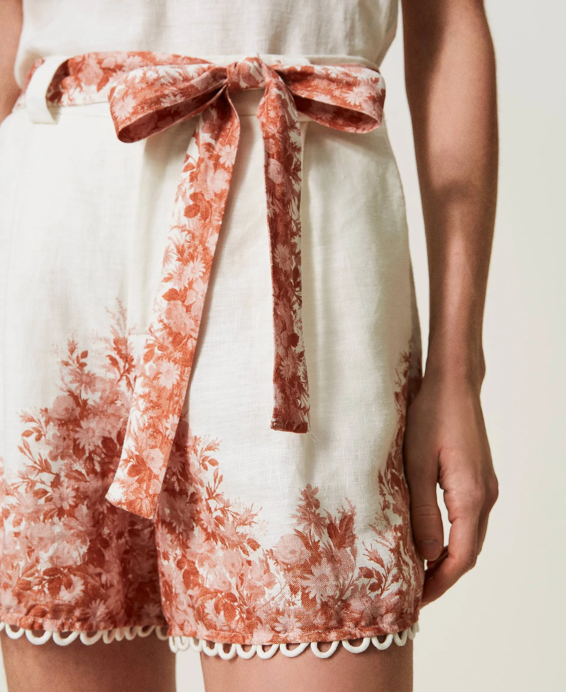 Pantalones cortos de lino con estampado de flores