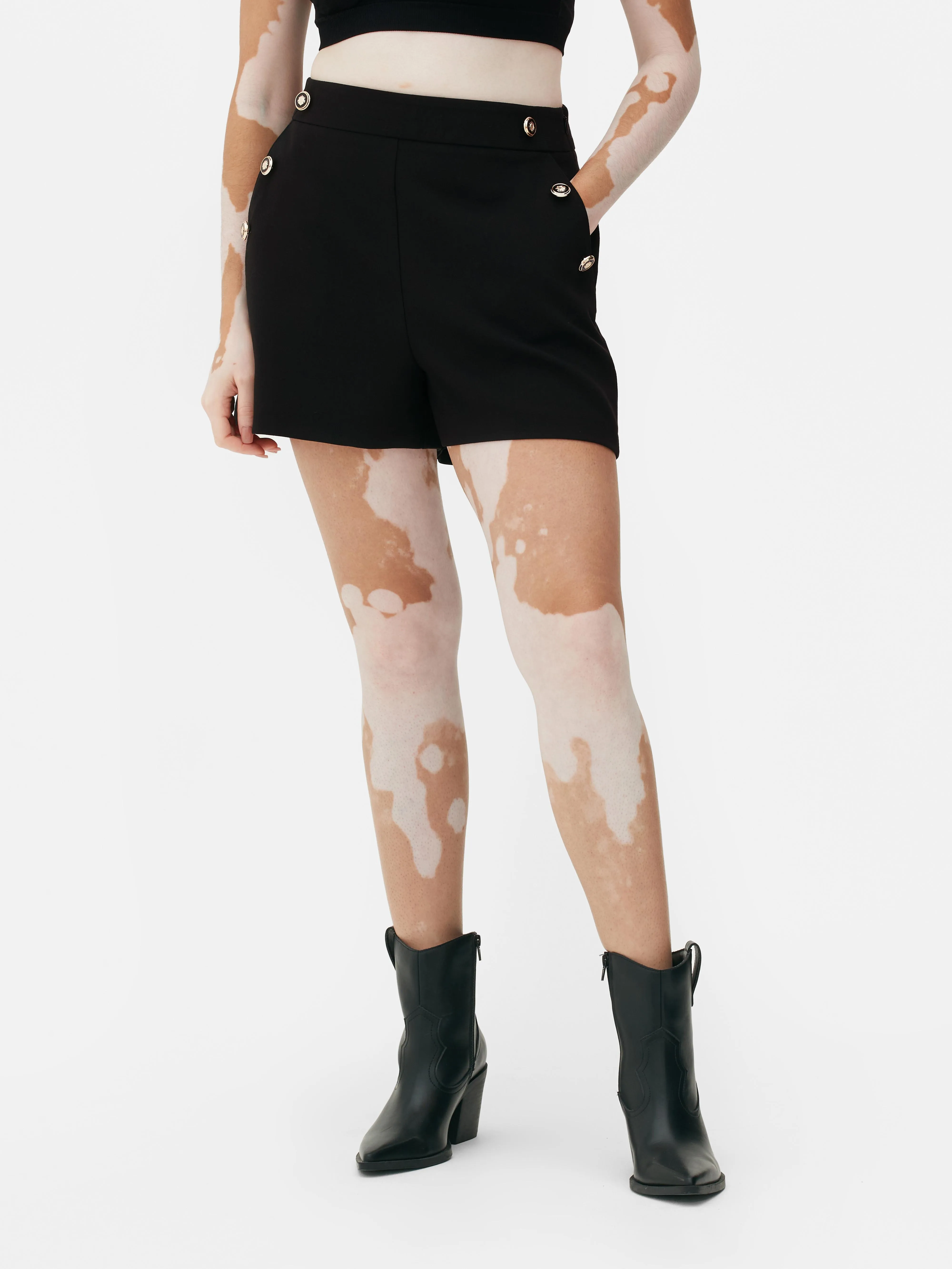Pantalones cortos de vestir con detalle de botones