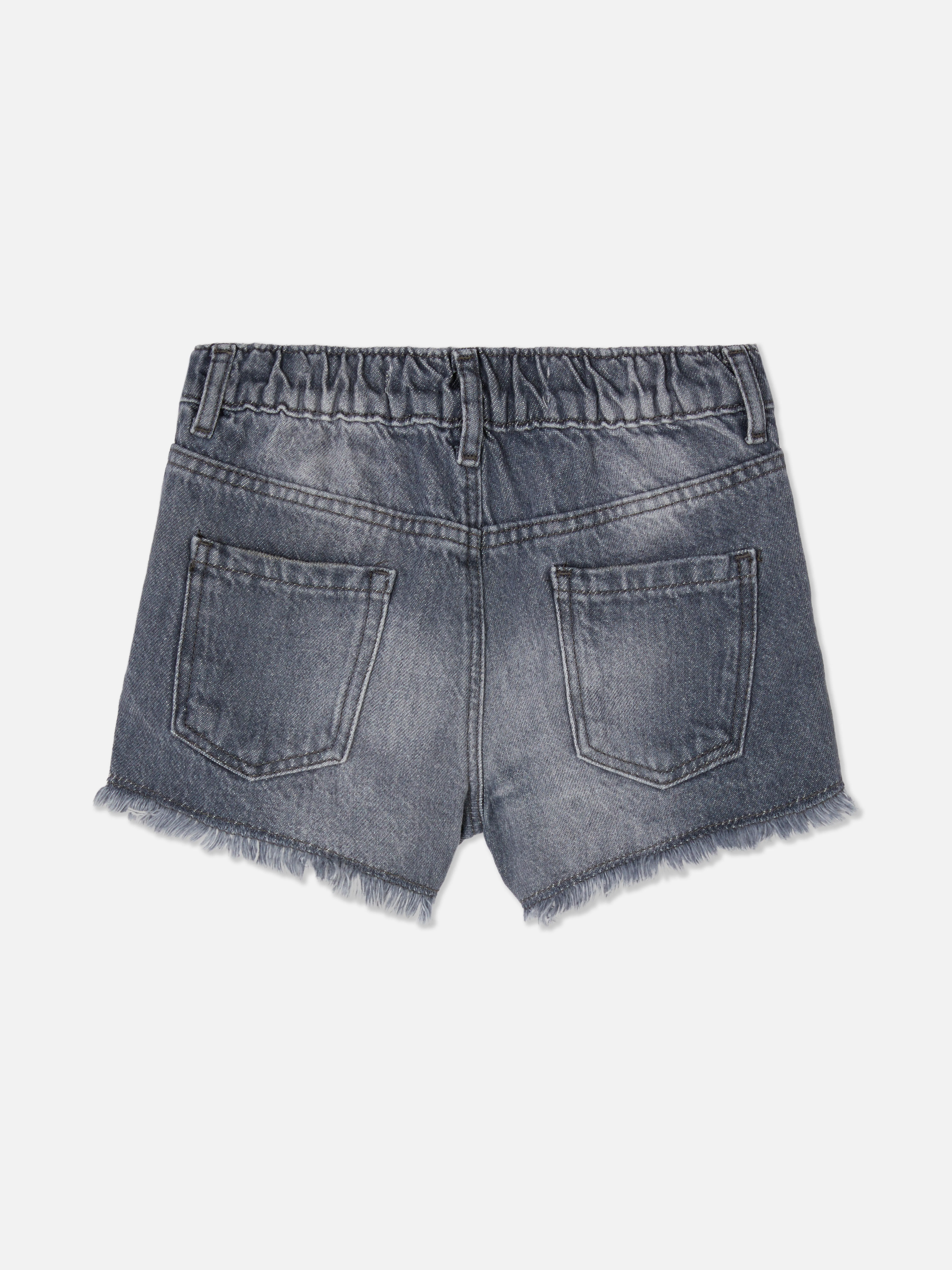 Pantalones cortos vaqueros desgastados y rasgados