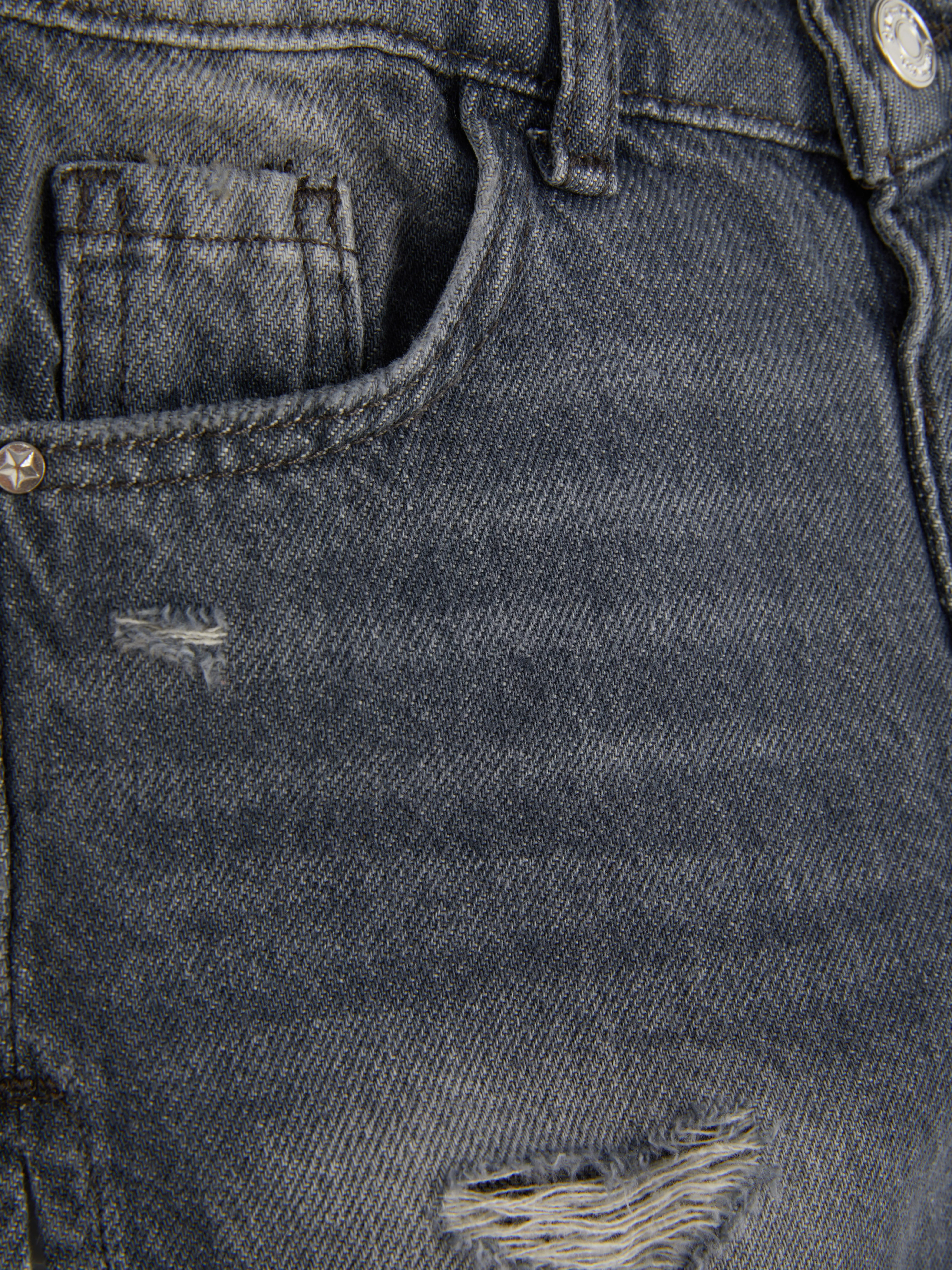 Pantalones cortos vaqueros desgastados y rasgados