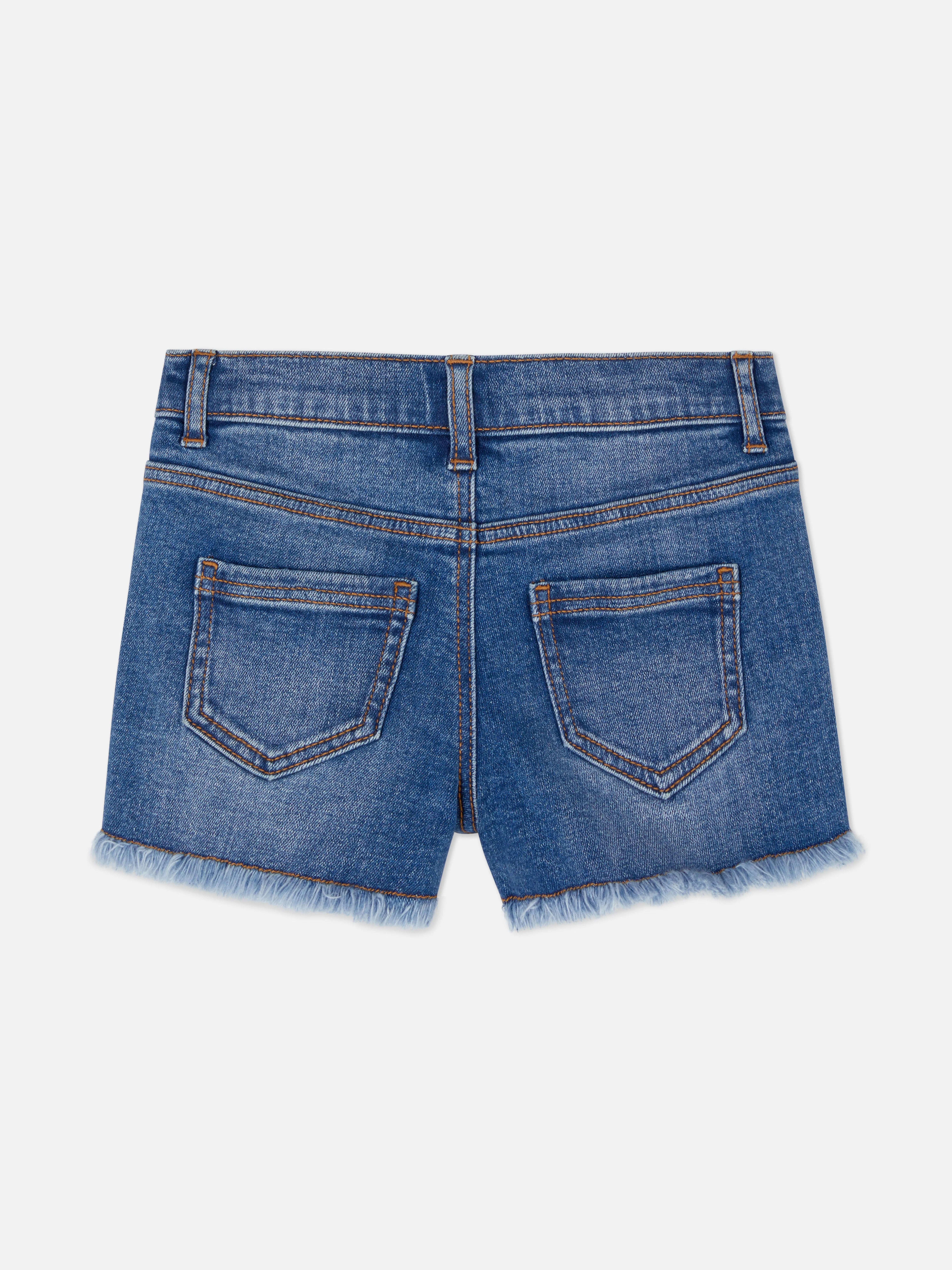 Pantalones vaqueros cortos con bajos deshilachados