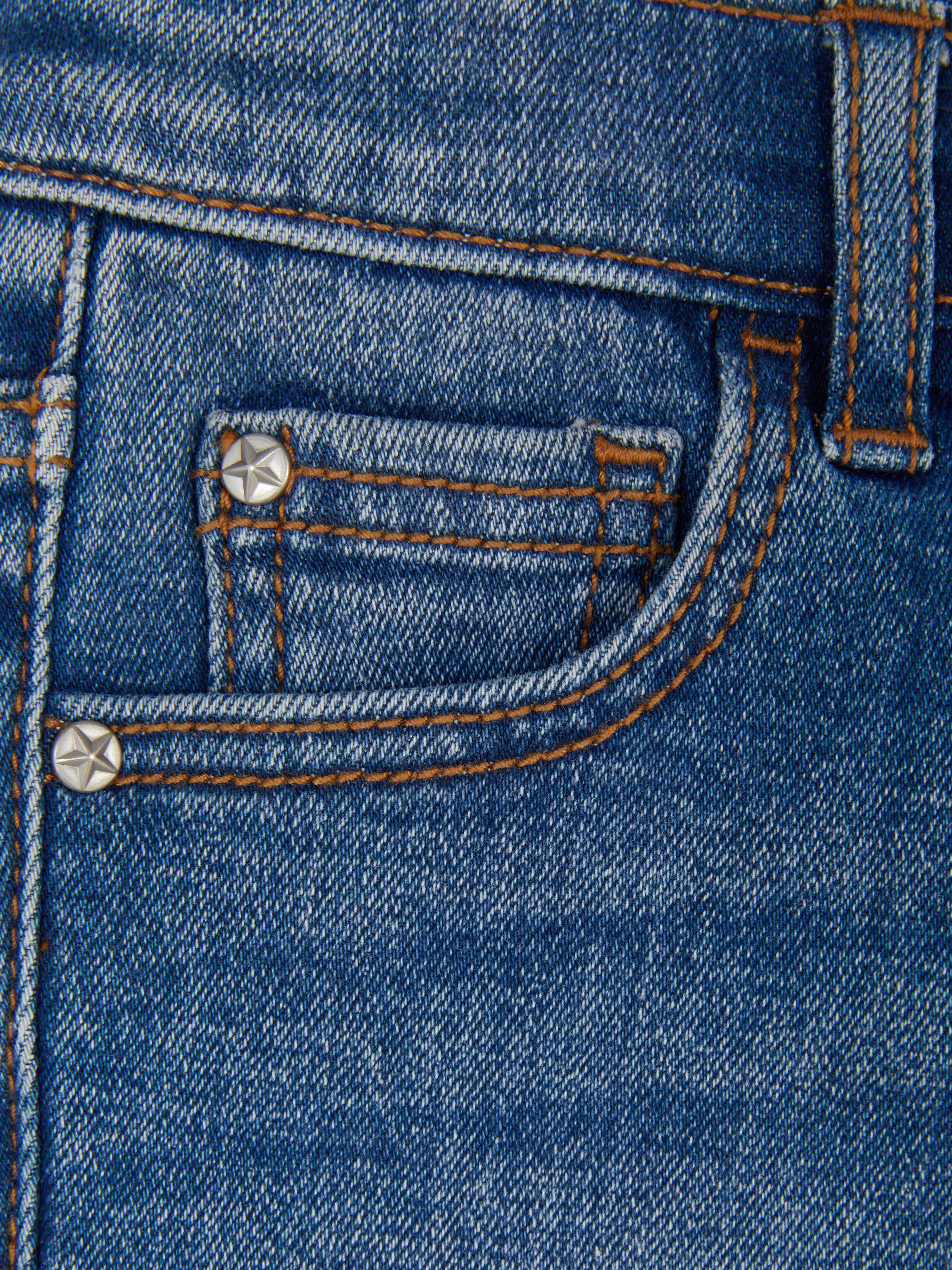 Pantalones vaqueros cortos con bajos deshilachados