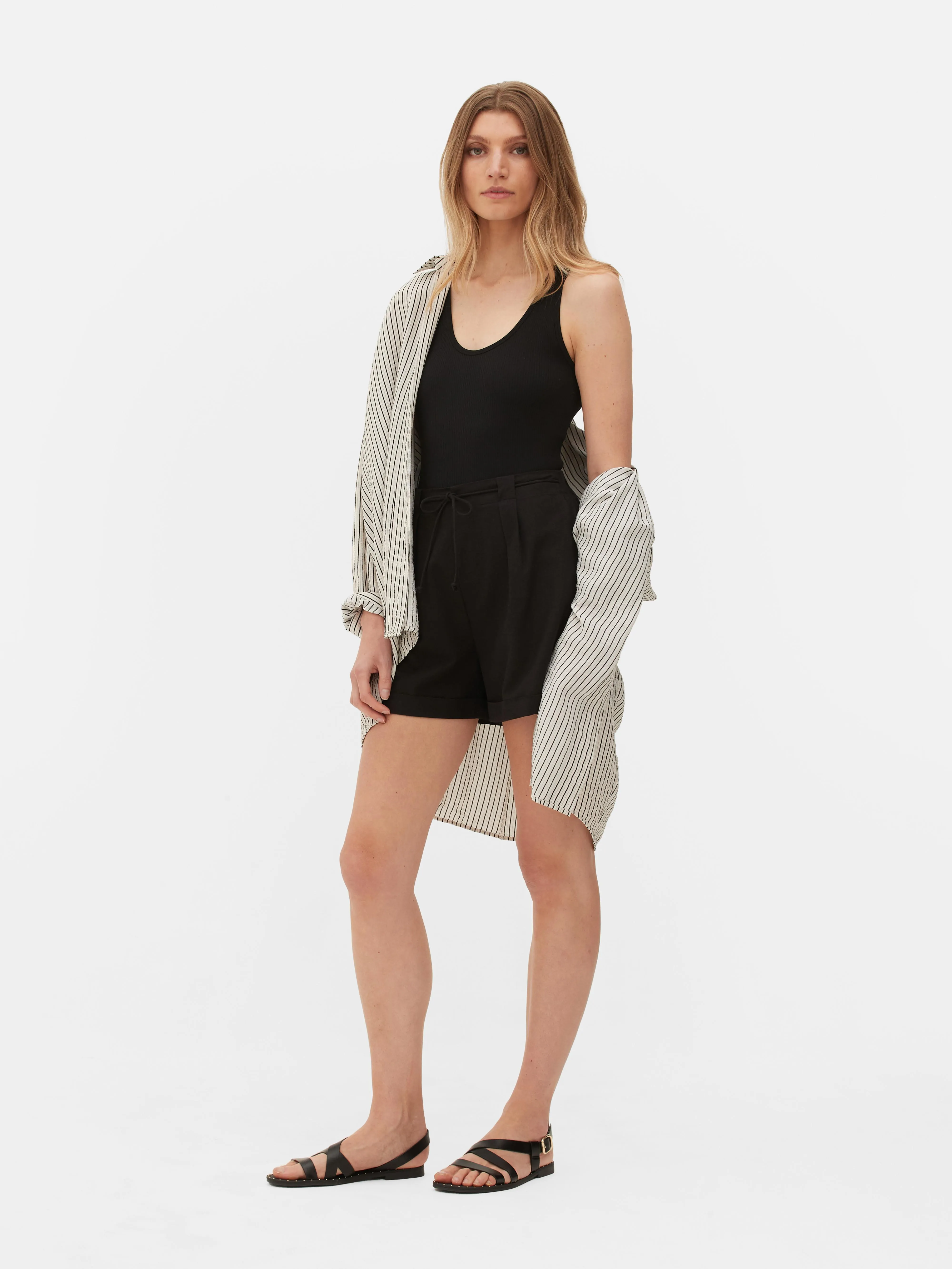 Pantalón corto de mezcla de lino con lazada