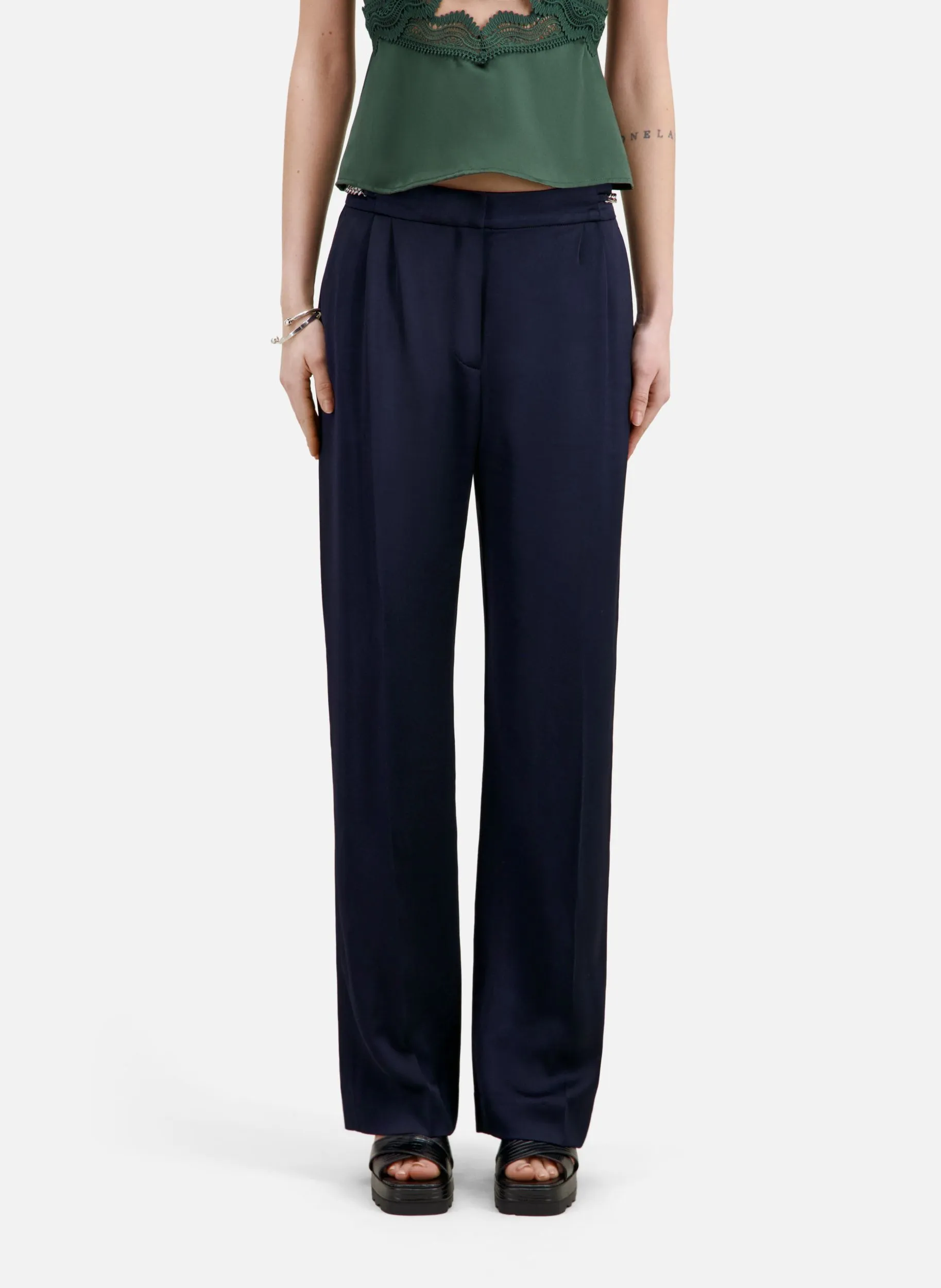 Pantalón recto con pinzas en azul