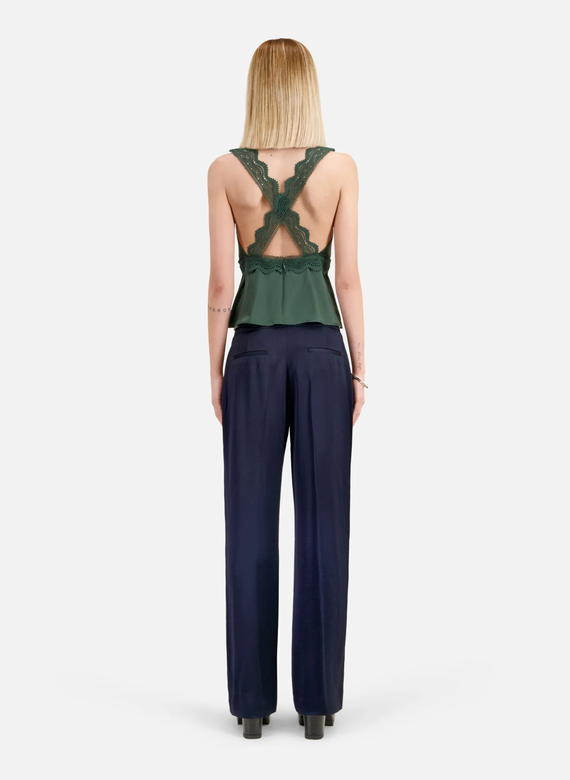 Pantalón recto con pinzas en azul