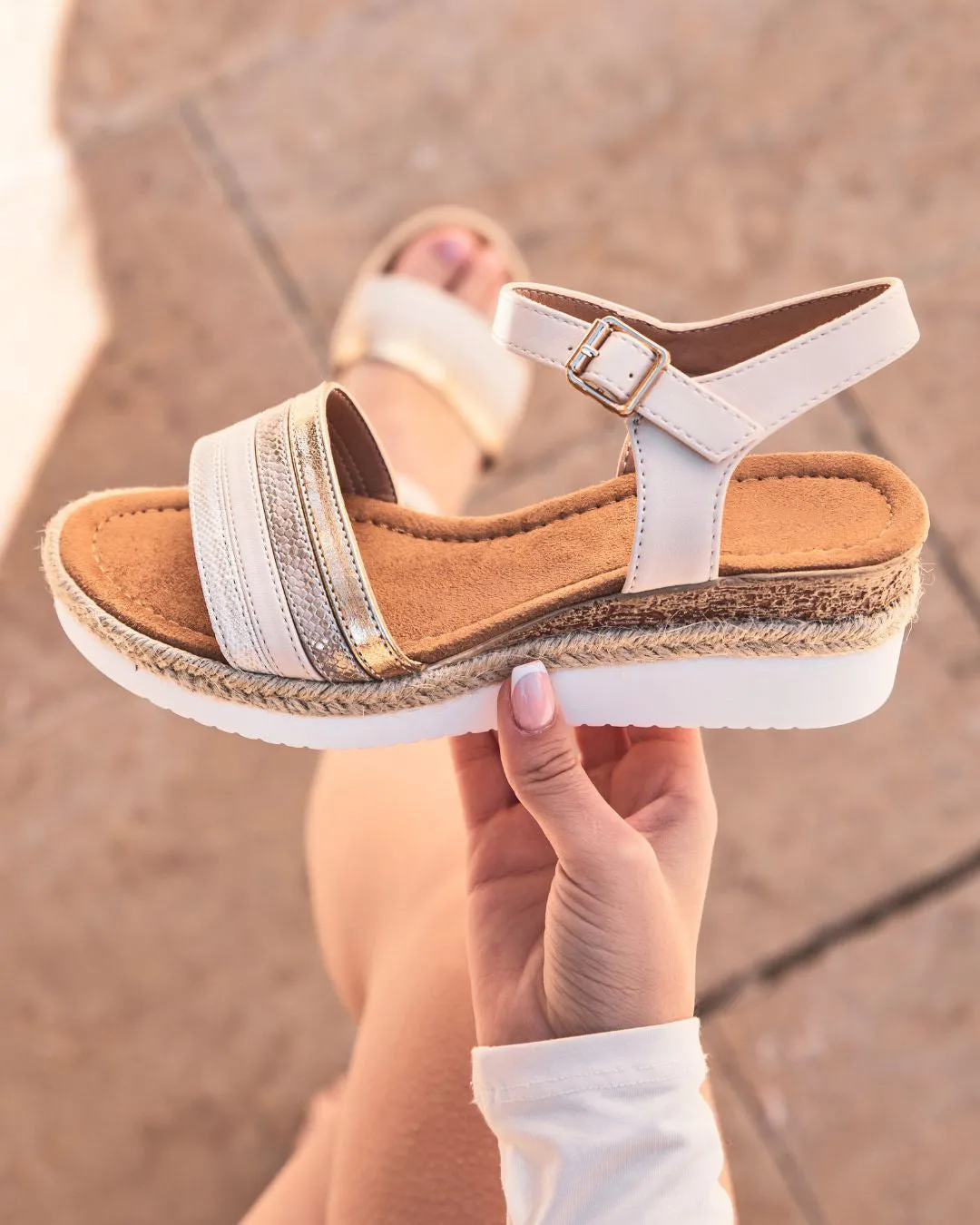 SANDALIA DE CUñA PARA MUJER CONFORT BEIGE  EMY