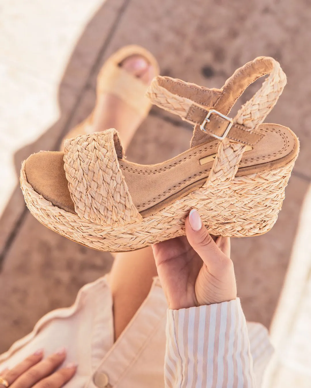 SANDALIA DE MUJER CON PLATAFORMA COLOR BEIGE  KATHLEEN