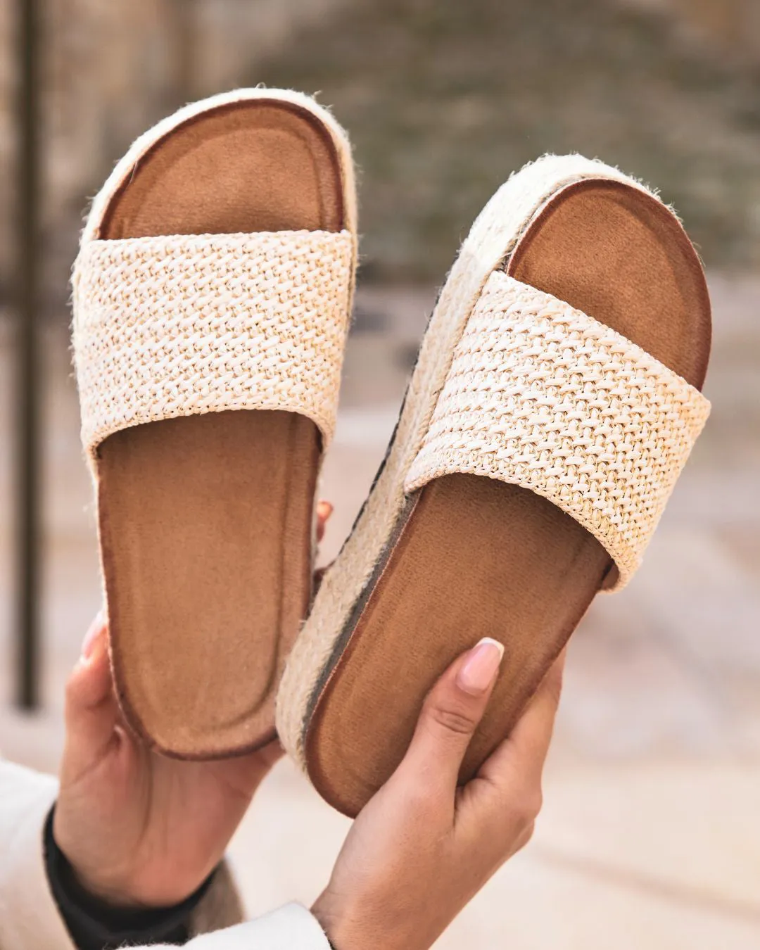 SANDALIA DE MUJER CON PLATAFORMA MULE BEIGE  FABIENNE