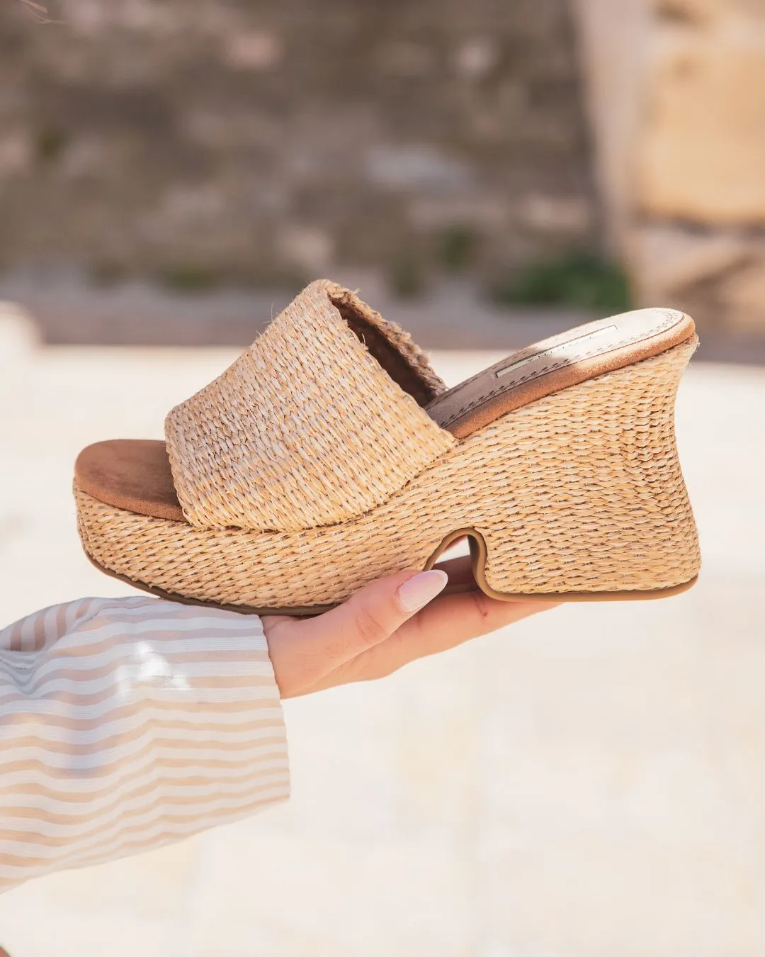 SANDALIA DE MUJER CON TACóN CUADRADO BEIGE  ATHENA