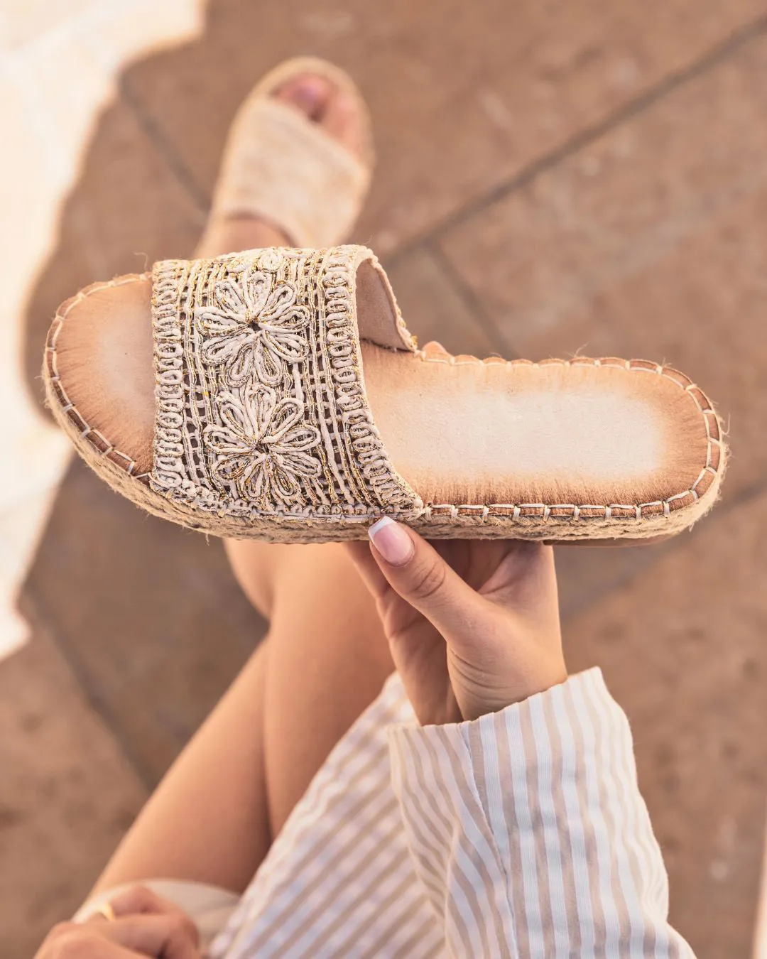 SANDALIA PLANA ESTILO MULE BEIGE PARA MUJER  RAPHAëLLE