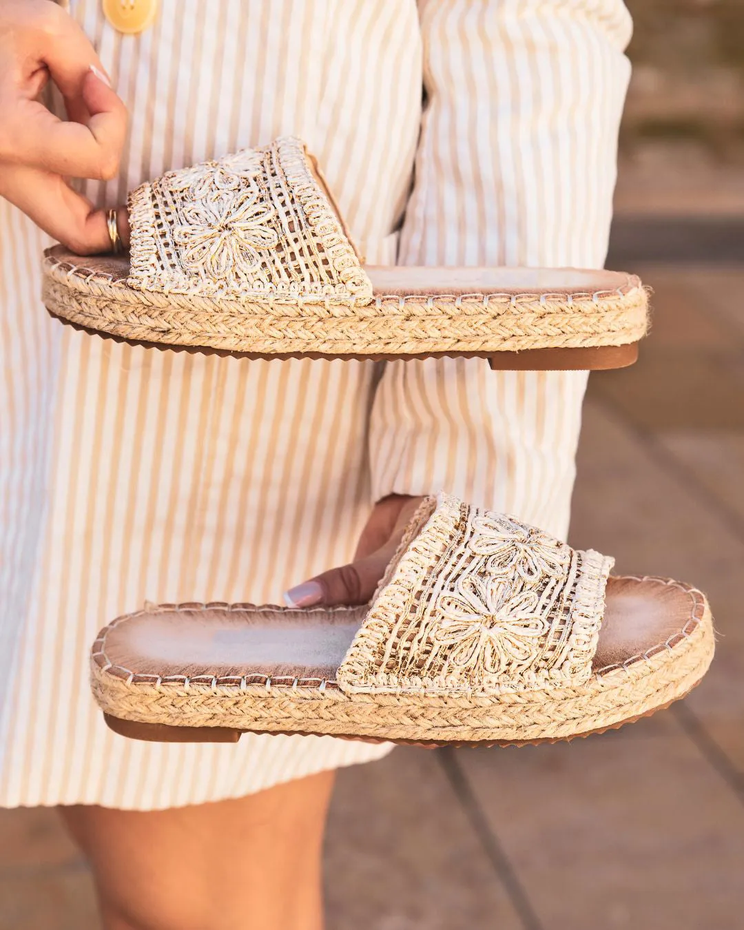 SANDALIA PLANA ESTILO MULE BEIGE PARA MUJER  RAPHAëLLE