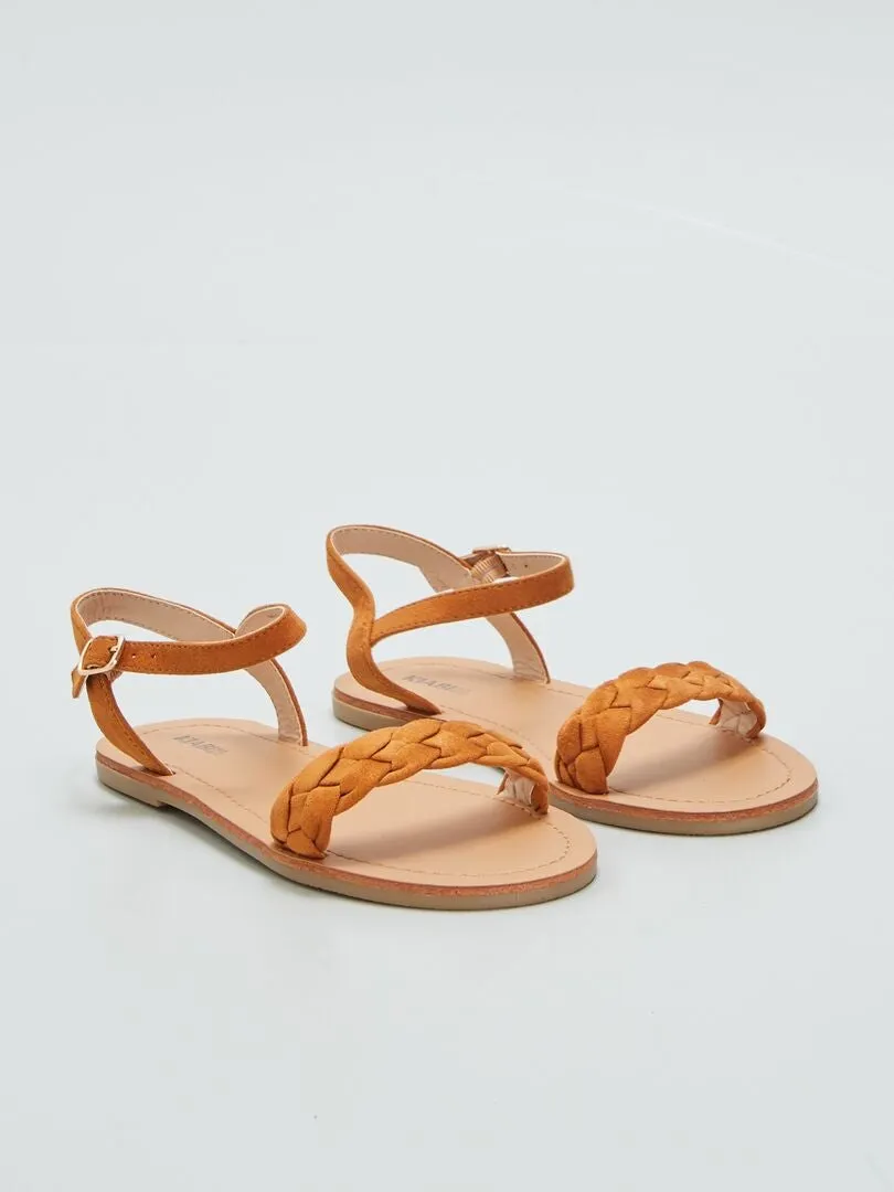 SANDALIAS CON TIRAS TRENZADAS  MARRON