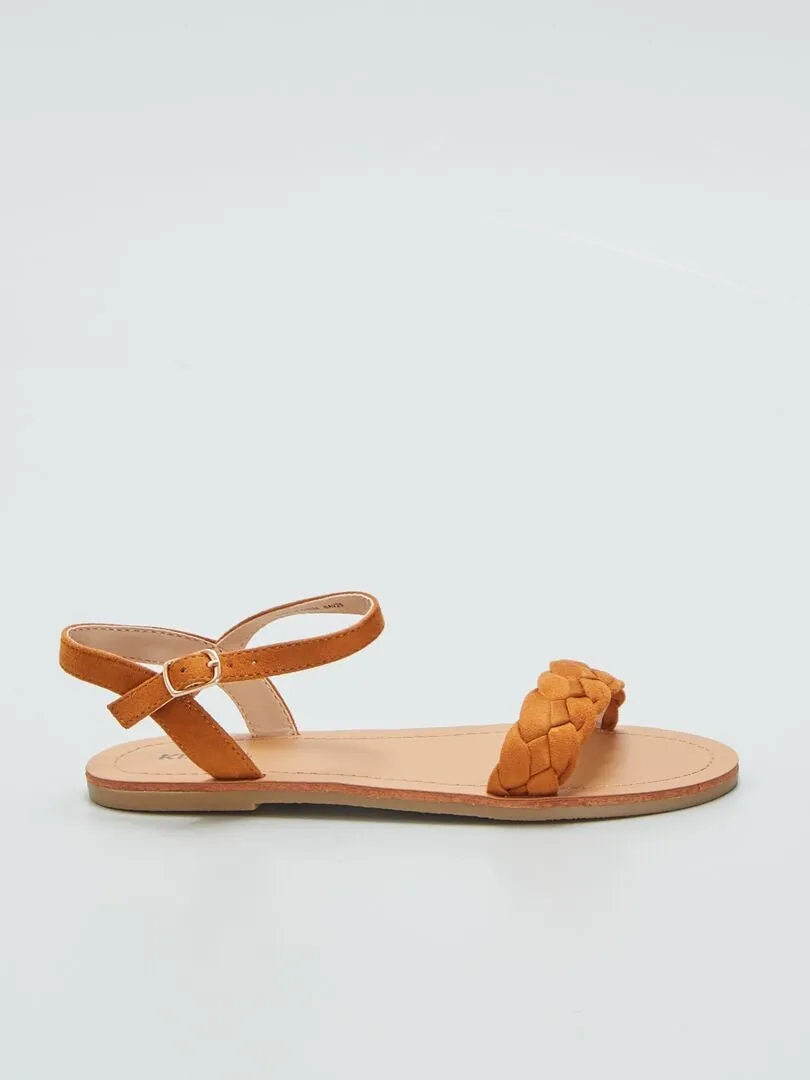 SANDALIAS CON TIRAS TRENZADAS  MARRON