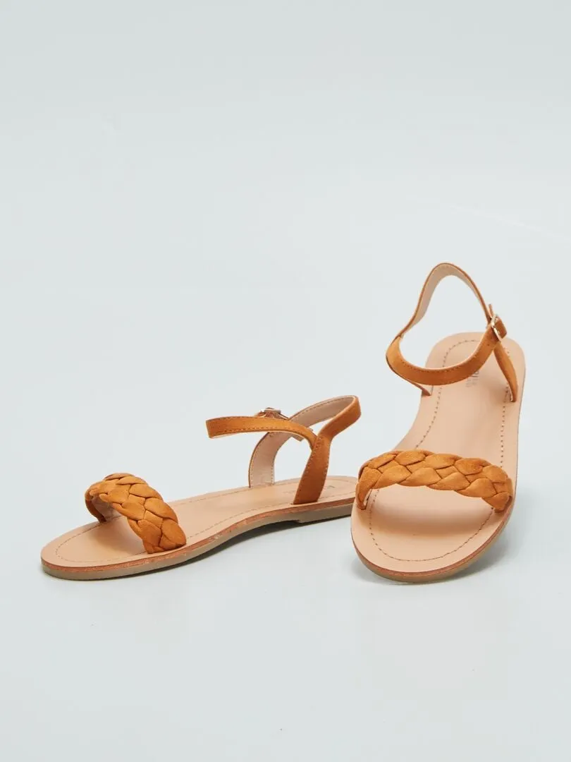 SANDALIAS CON TIRAS TRENZADAS  MARRON