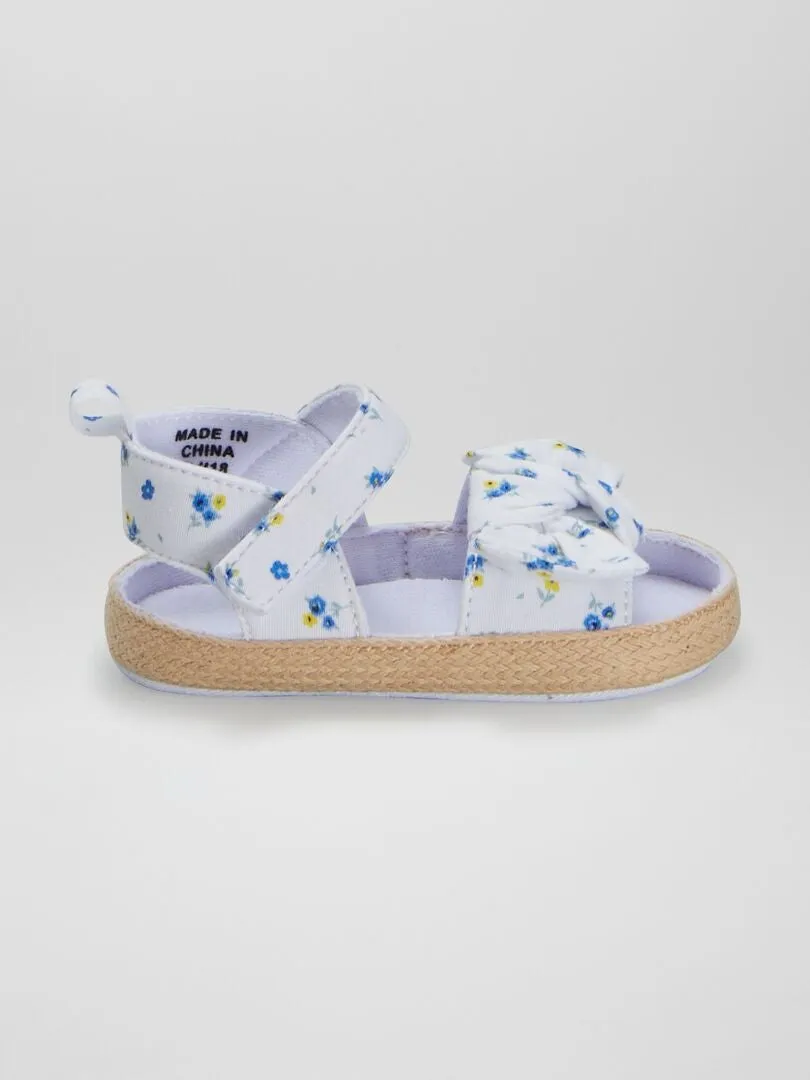 SANDALIAS DE FLORES CON TIRAS  BLANCO