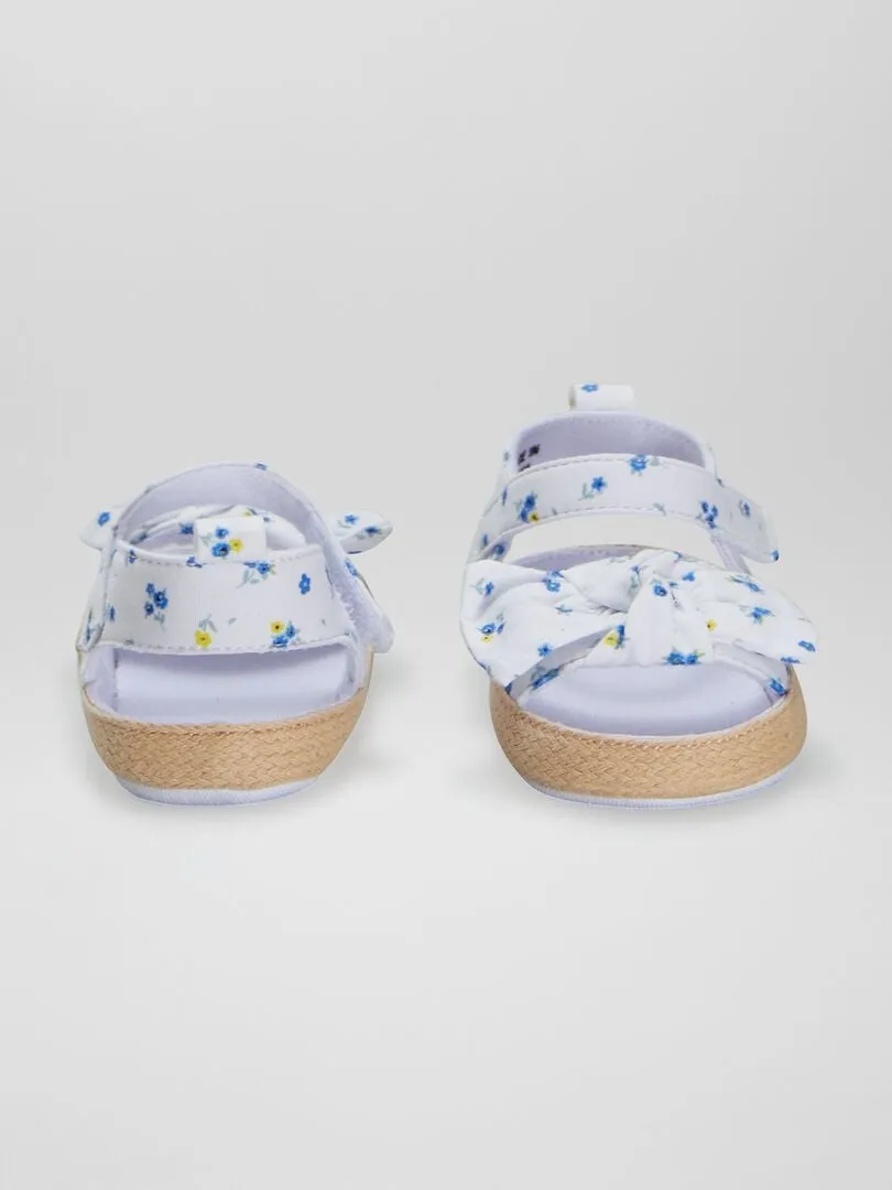 SANDALIAS DE FLORES CON TIRAS  BLANCO