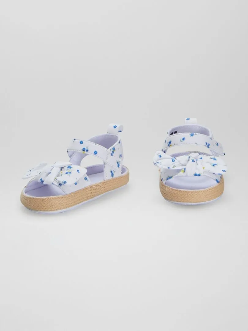 SANDALIAS DE FLORES CON TIRAS  BLANCO