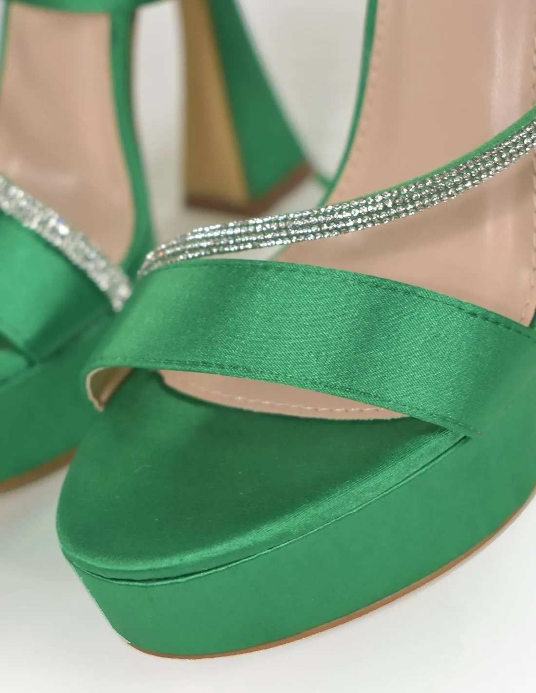 Sandalias verdes con brillantes
