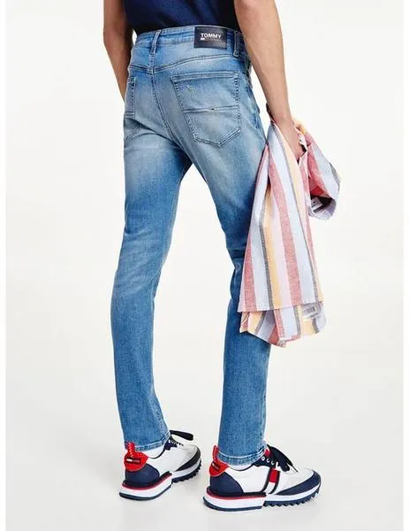 Vaquero TOMMY JEANS de corte skinny con zurcidos