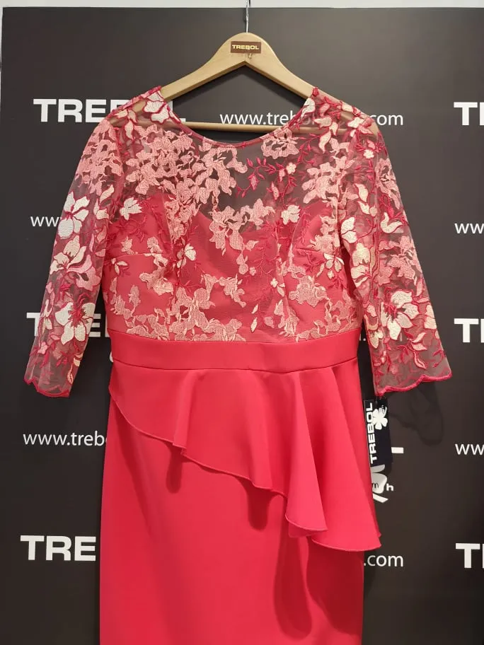 Vestido con cuerpo y mangas de guipur