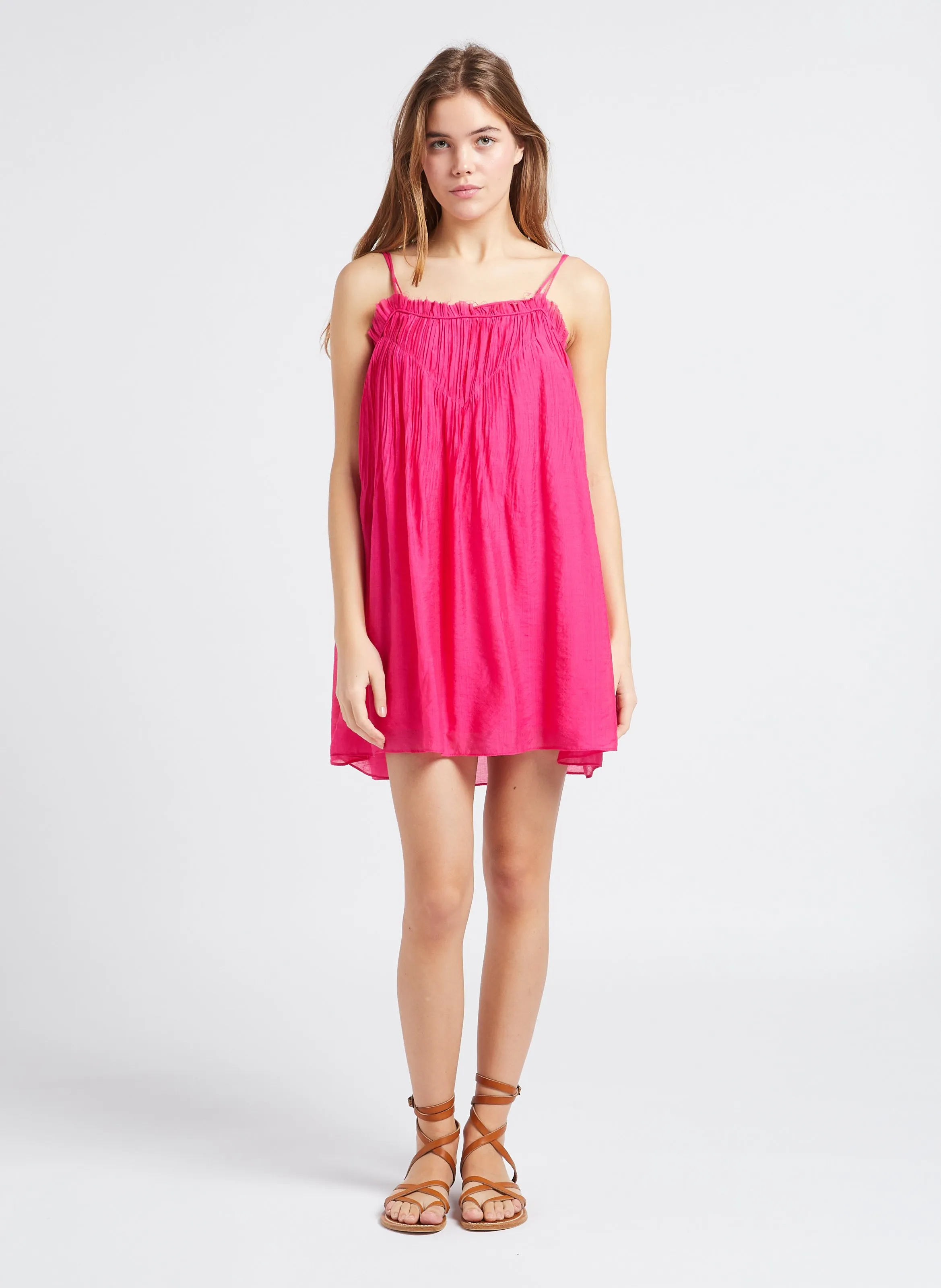 Vestido corto efecto arrugado en rosa