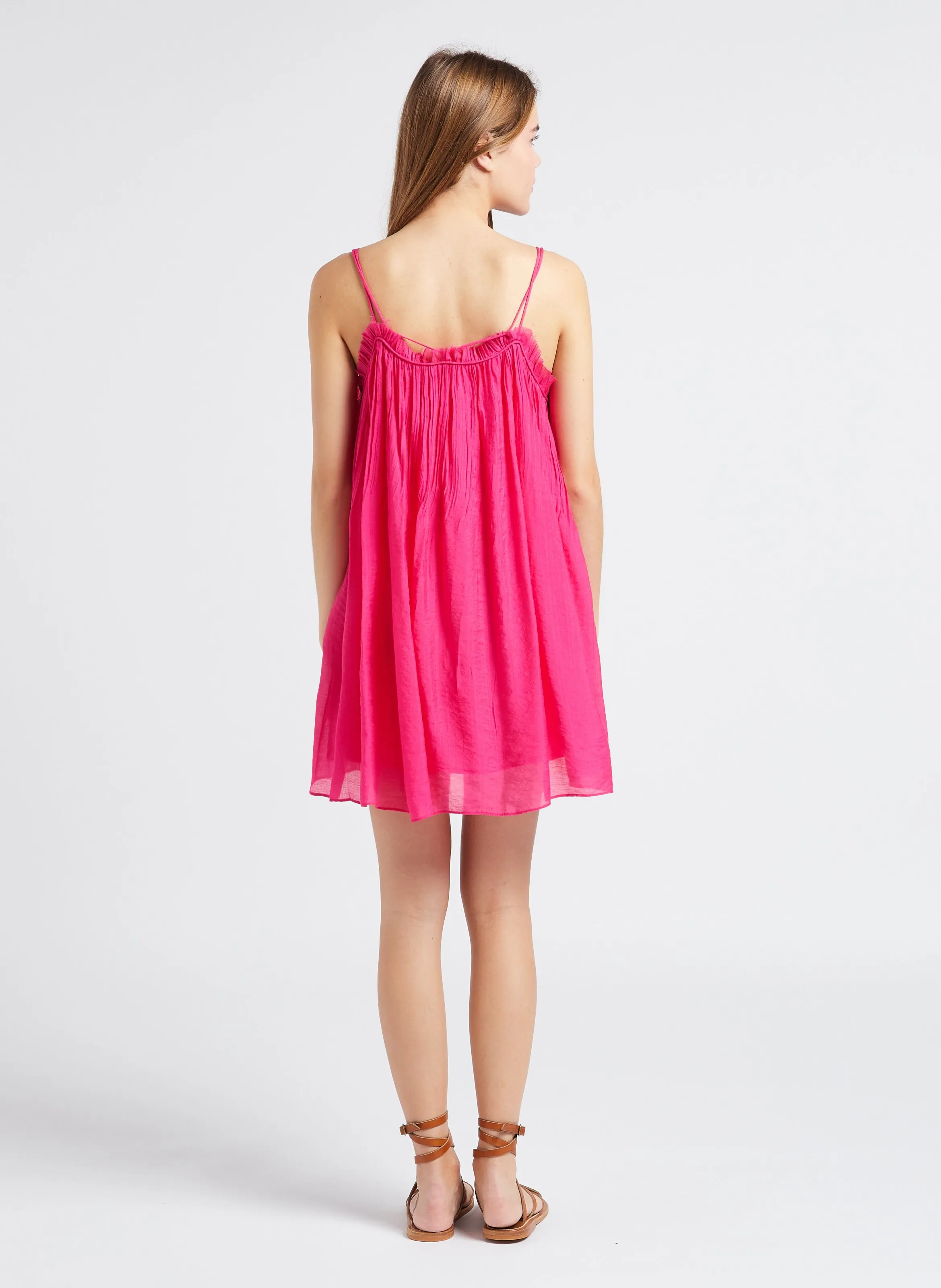 Vestido corto efecto arrugado en rosa