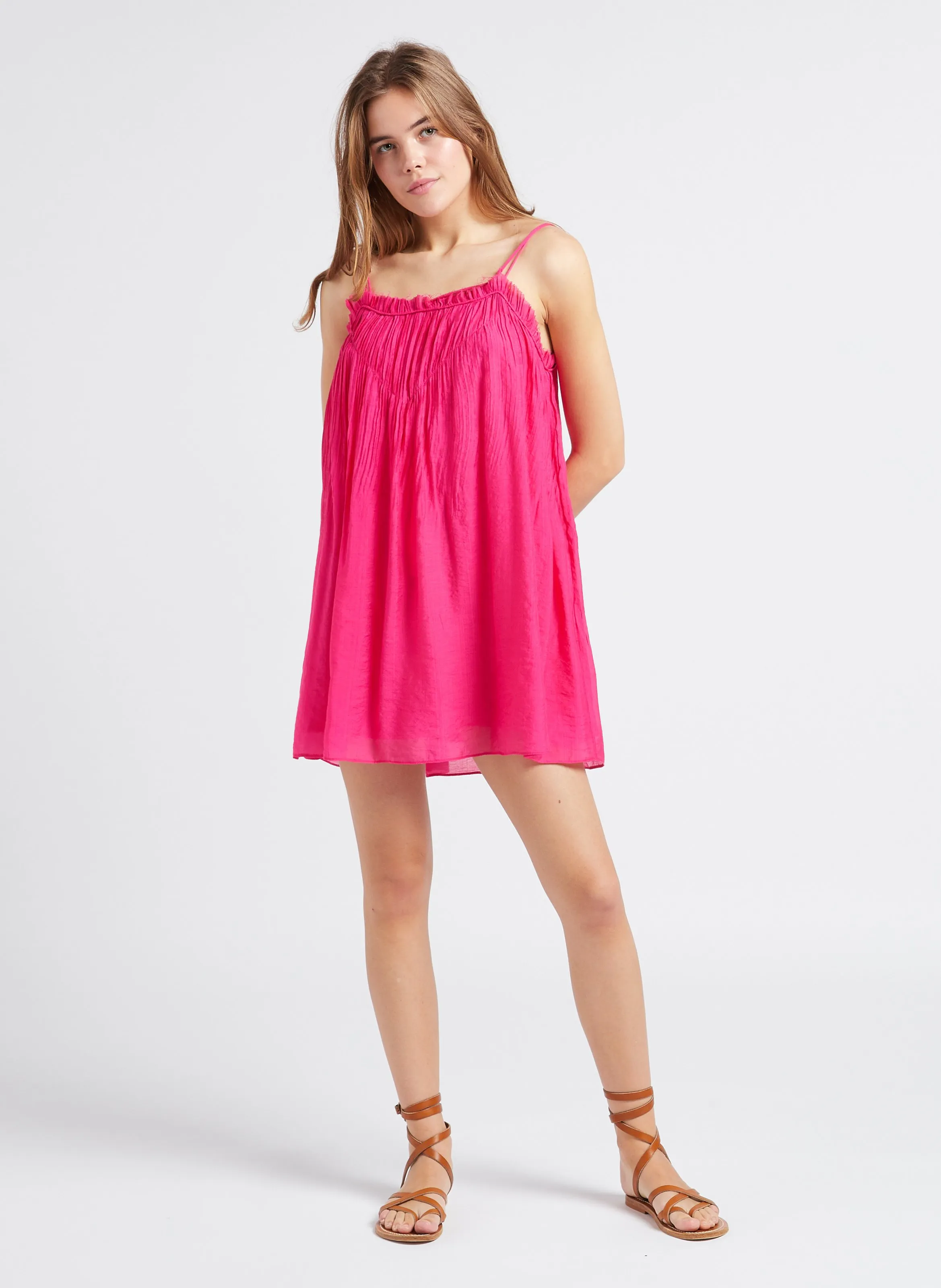 Vestido corto efecto arrugado en rosa