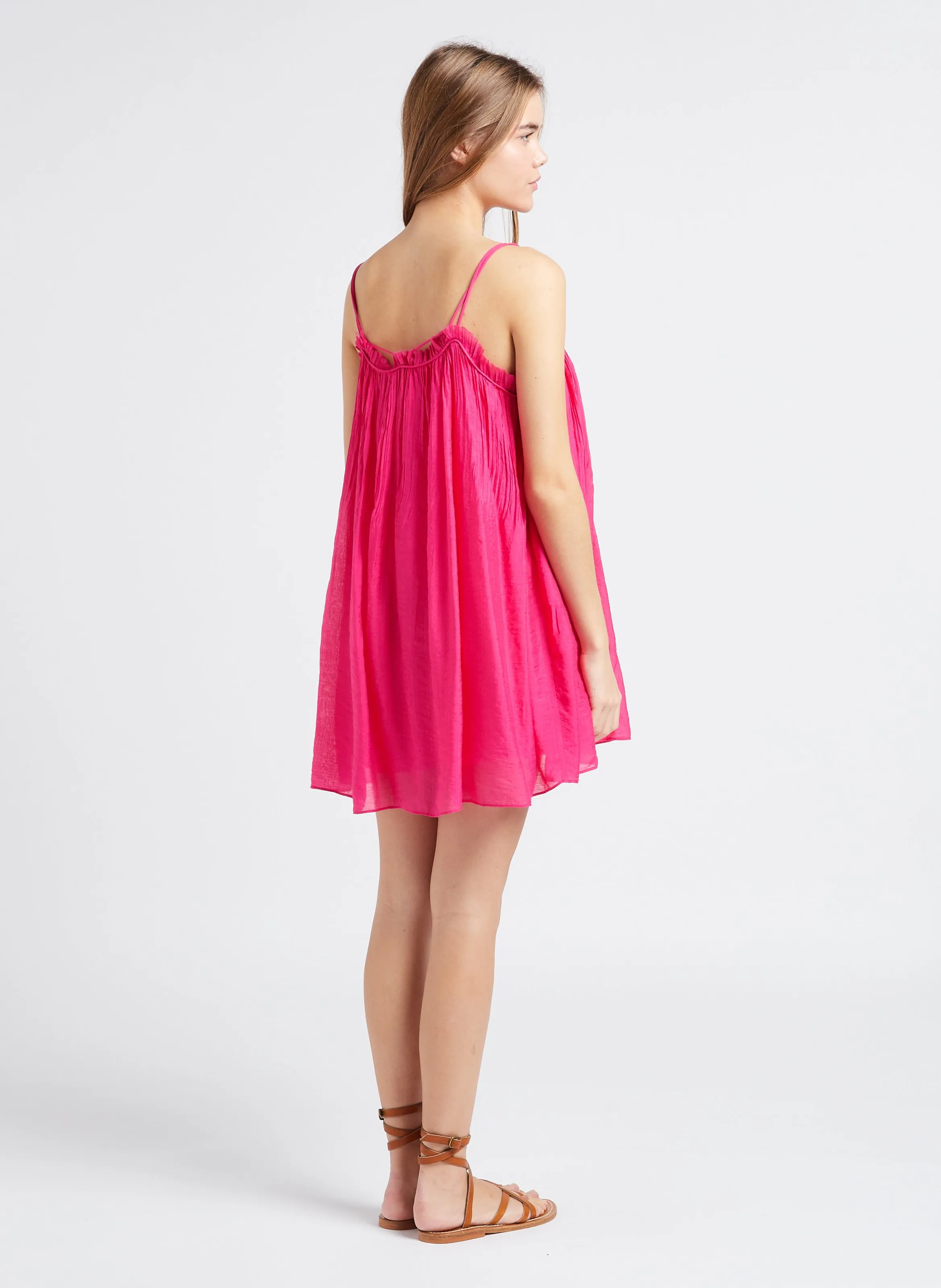 Vestido corto efecto arrugado en rosa