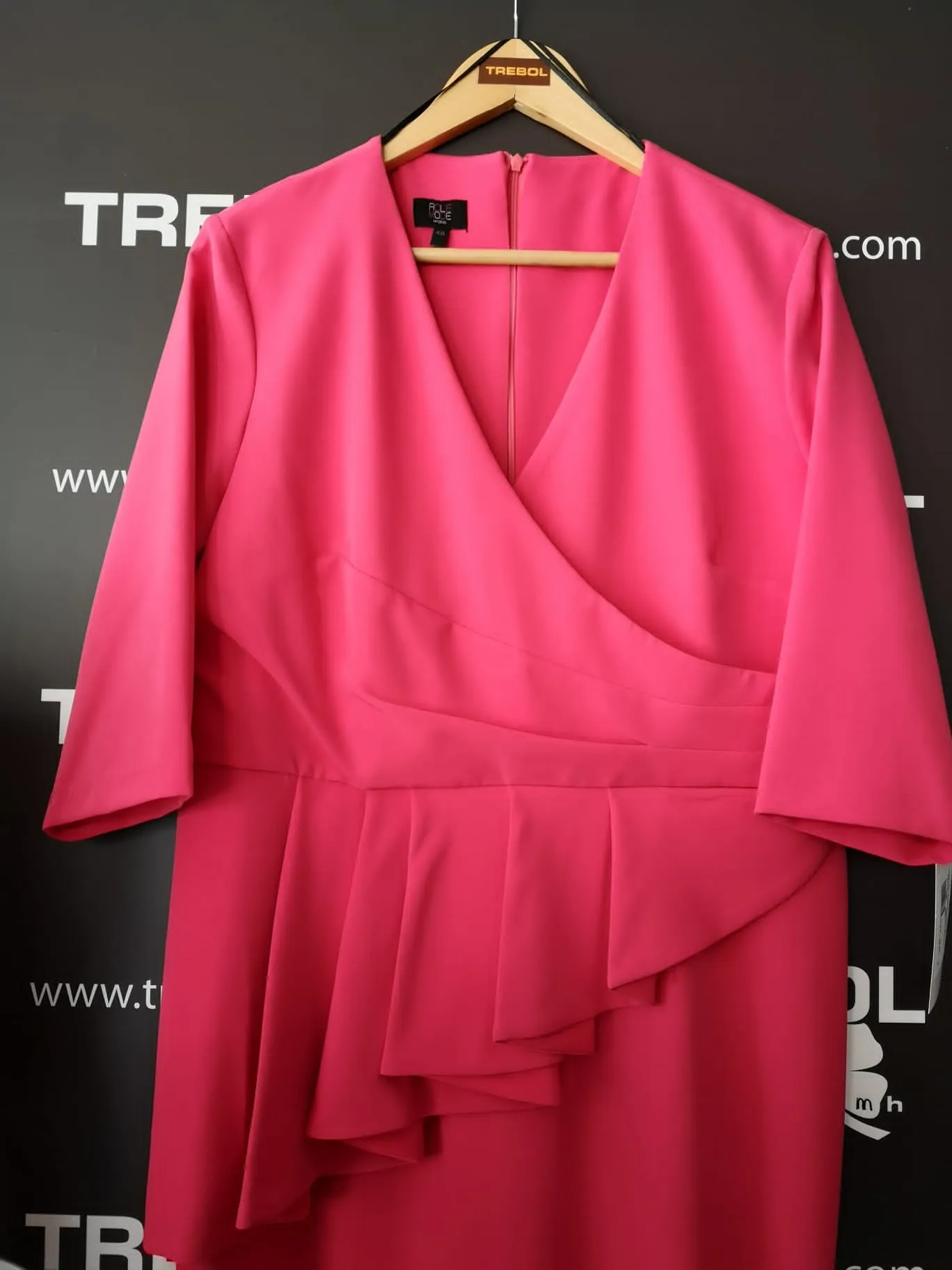 Vestido recto con cintura drapeda y peplum