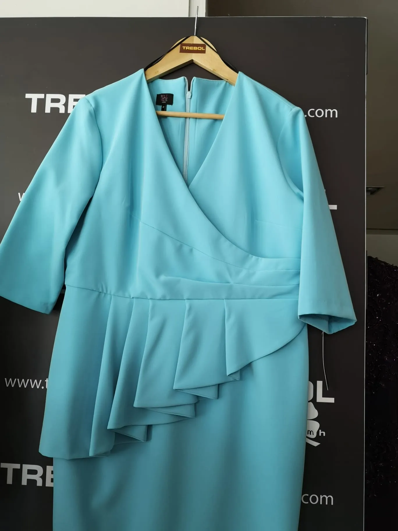 Vestido recto con cintura drapeda y peplum