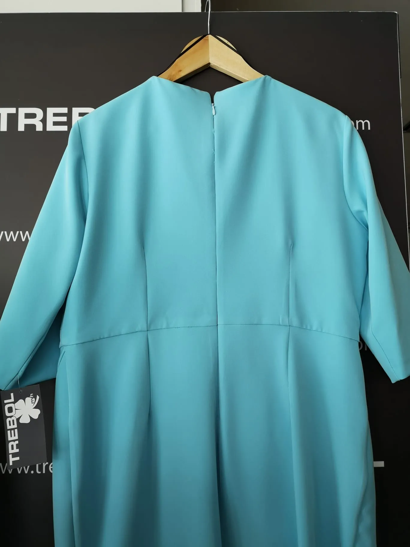 Vestido recto con cintura drapeda y peplum