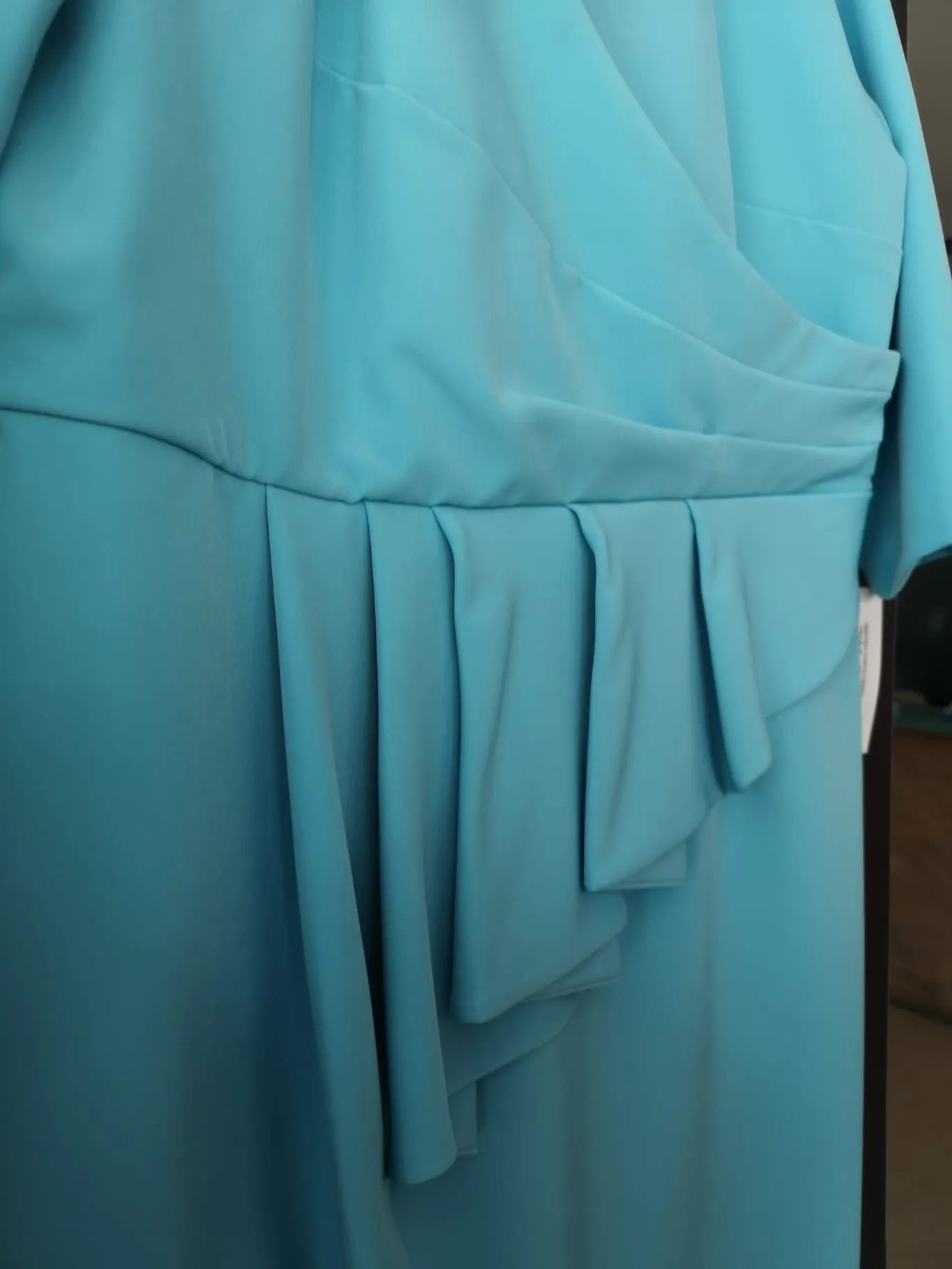 Vestido recto con cintura drapeda y peplum