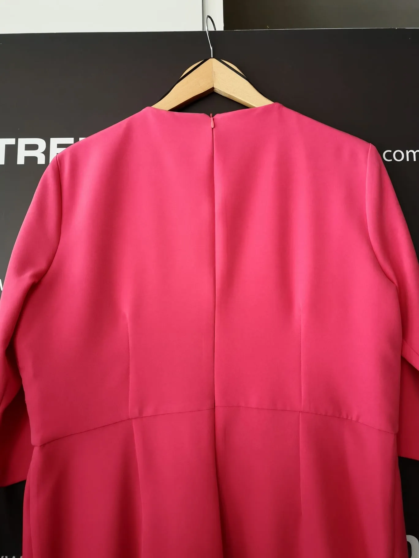 Vestido recto con cintura drapeda y peplum