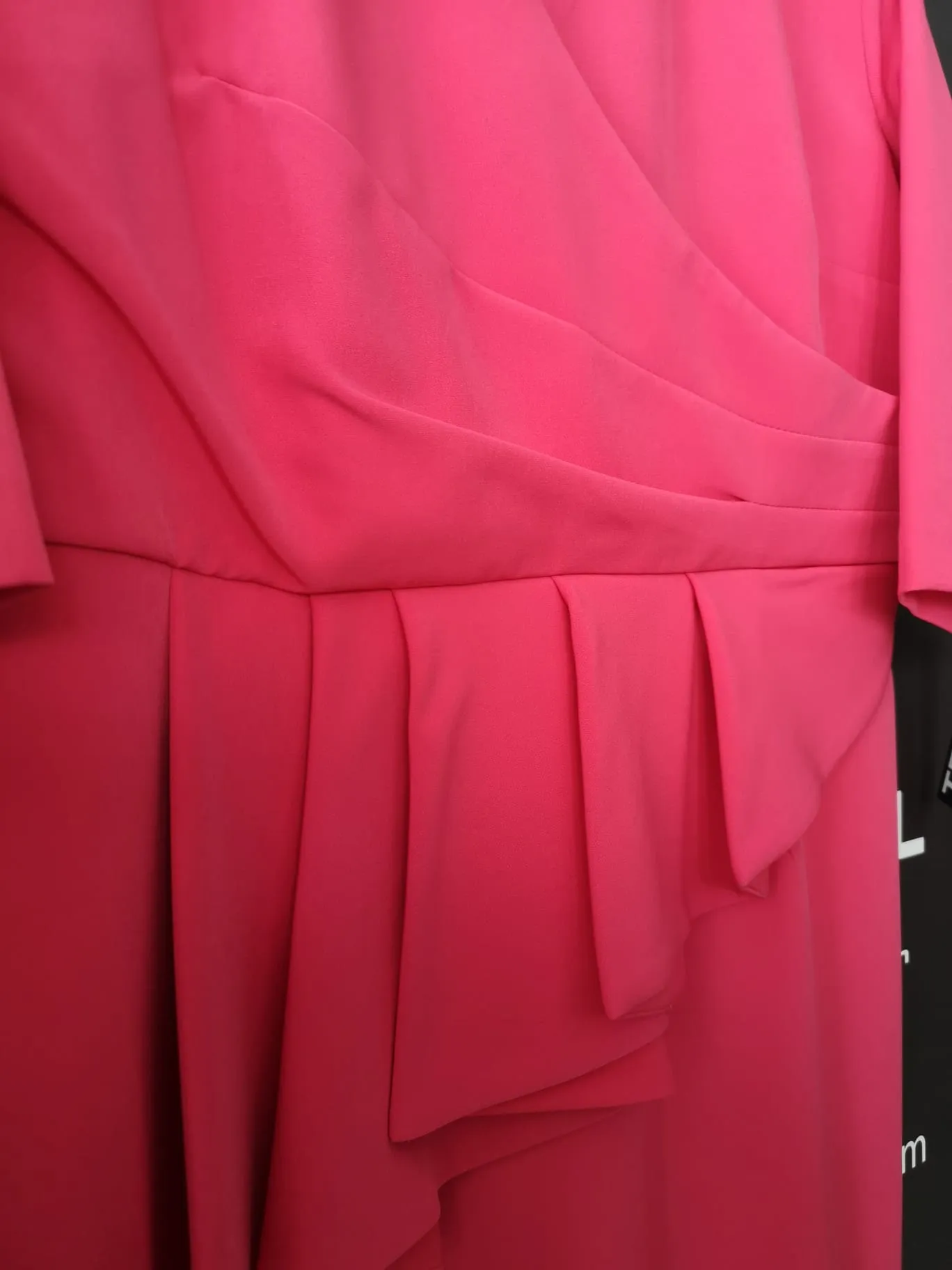 Vestido recto con cintura drapeda y peplum