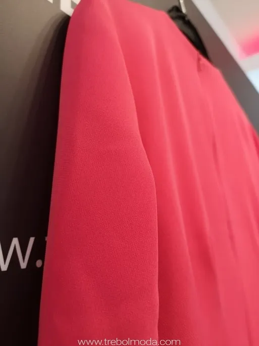 Vestido recto con cintura drapeda y peplum