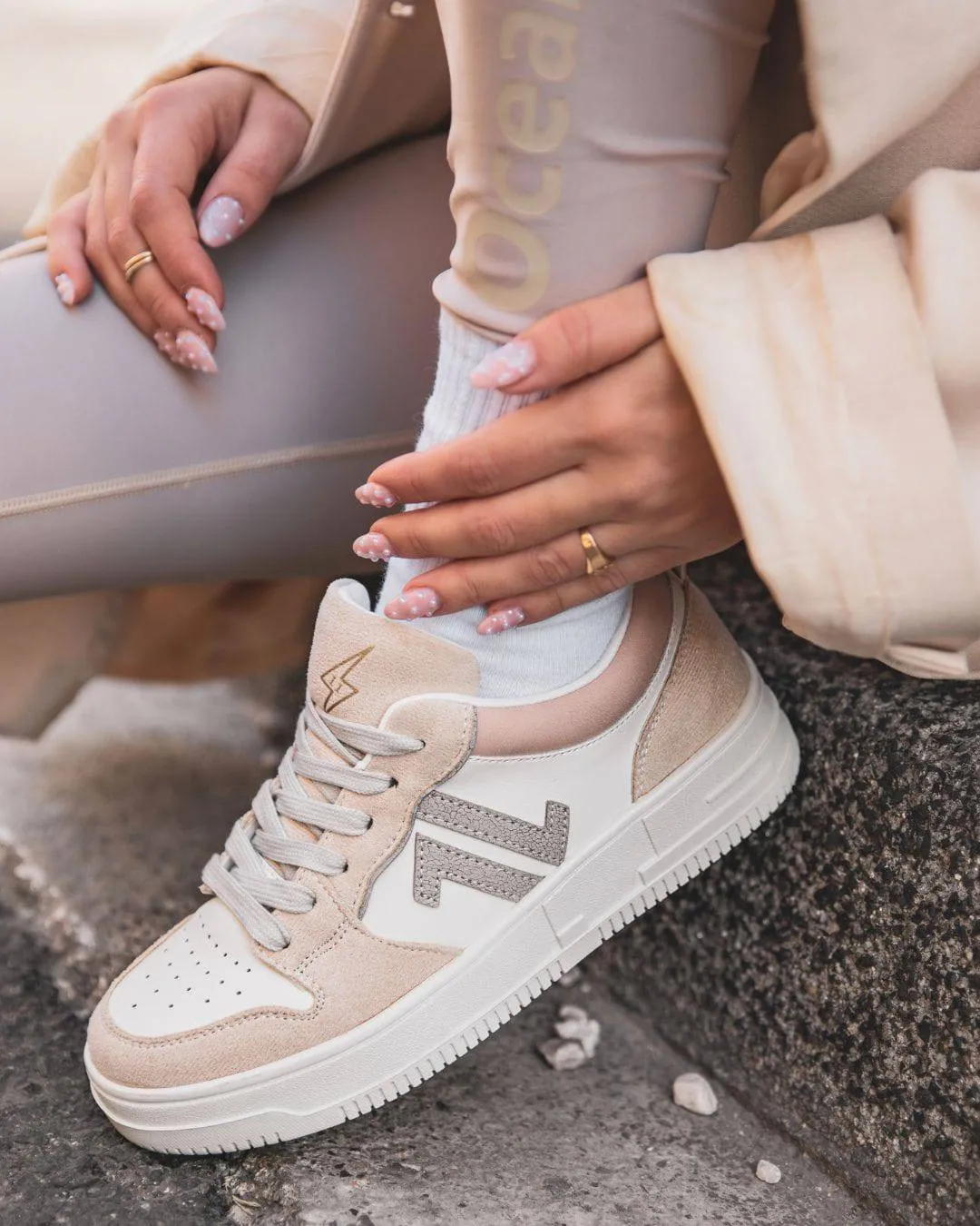 ZAPATILLAS PARA MUJER EN COLOR BEIGE CON CORDONES  CL75 BEIGE