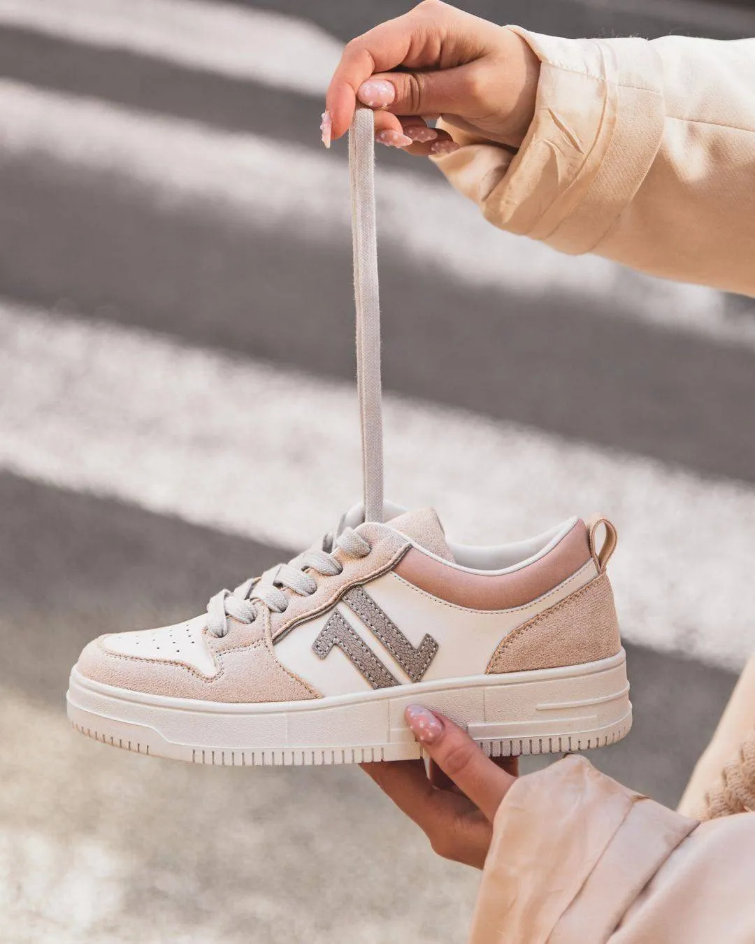 ZAPATILLAS PARA MUJER EN COLOR BEIGE CON CORDONES  CL75 BEIGE